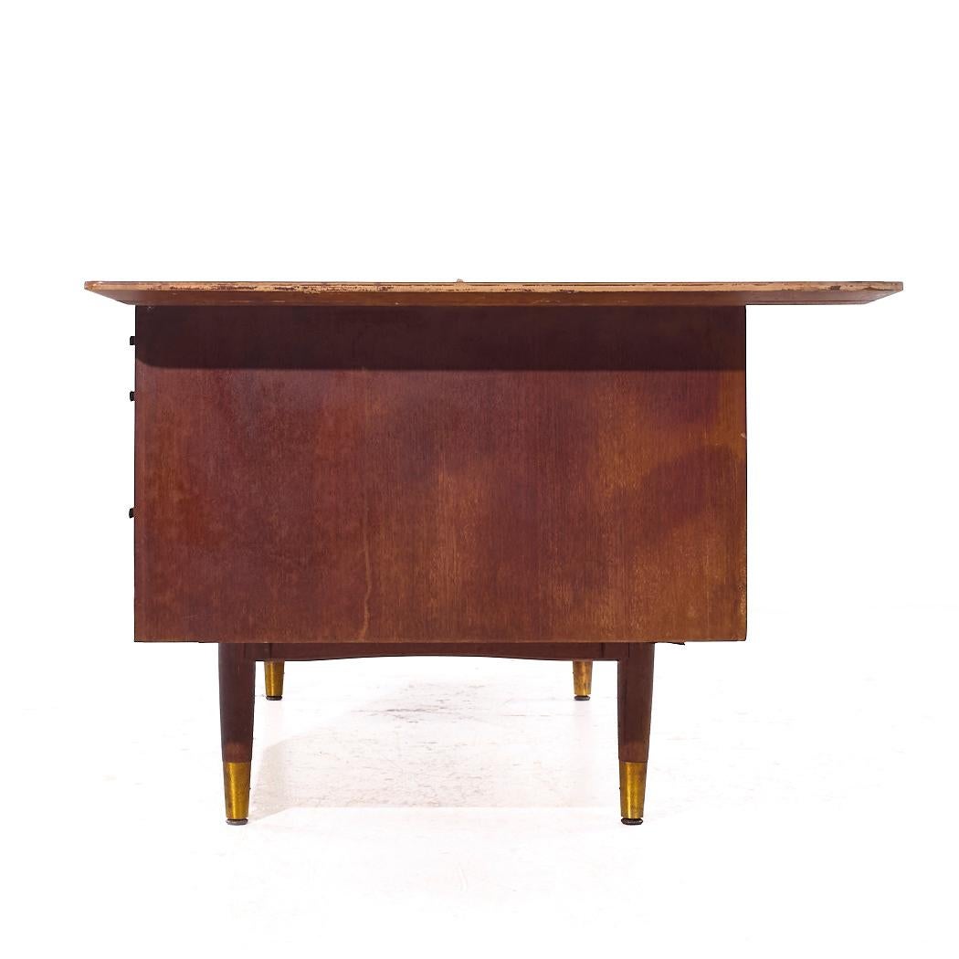 Fine XX secolo Scrivania direzionale in legno di canna e noce di Jens Risom, stile Jackson, metà del secolo scorso in vendita