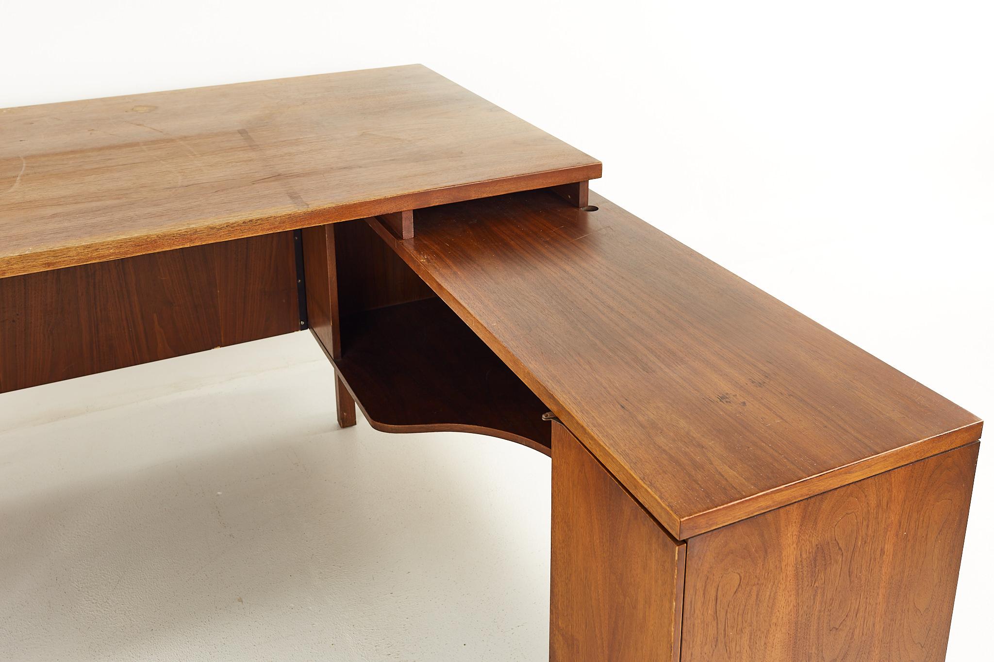 Jens Risom Style Mid Century B and L Marble Corner Walnut L Shaped Desk 8