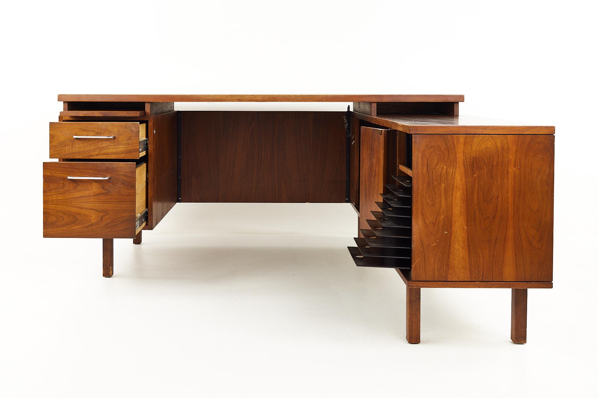 American Jens Risom Style Mid Century B and L Marble Corner Walnut L Shaped Desk