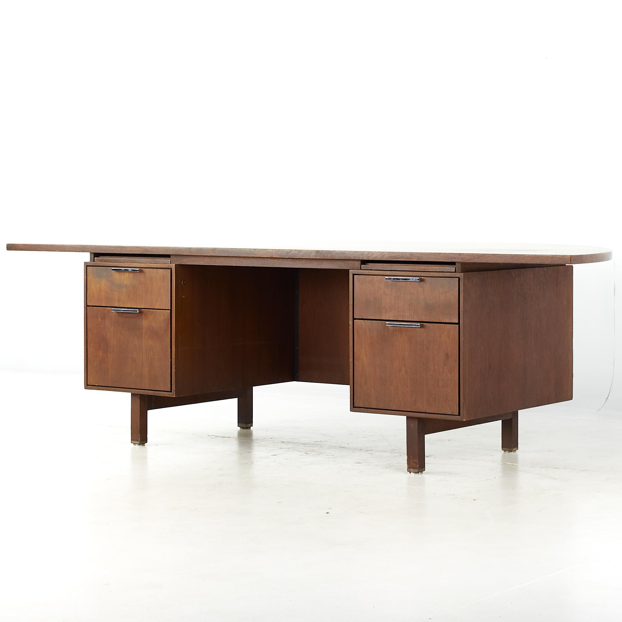 Jens Risom Stil Mid-Century Halbkreis Nussbaum Executive-Schreibtisch (Moderne der Mitte des Jahrhunderts) im Angebot