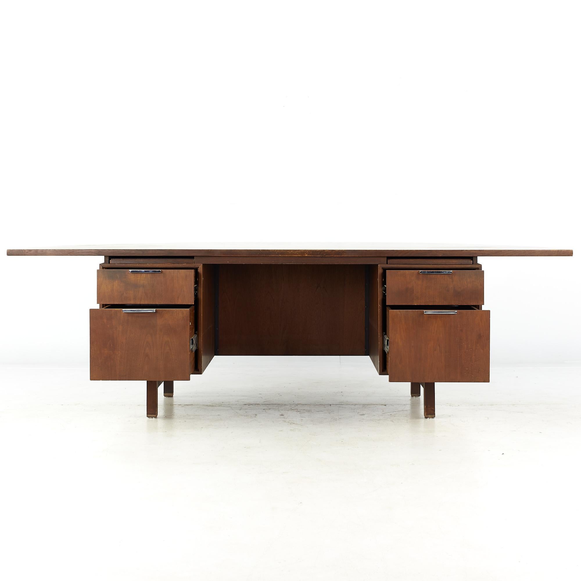 Jens Risom Style Mid-Century Half Circle Walnut Executive Desk In Good Condition For Sale In Countryside, IL