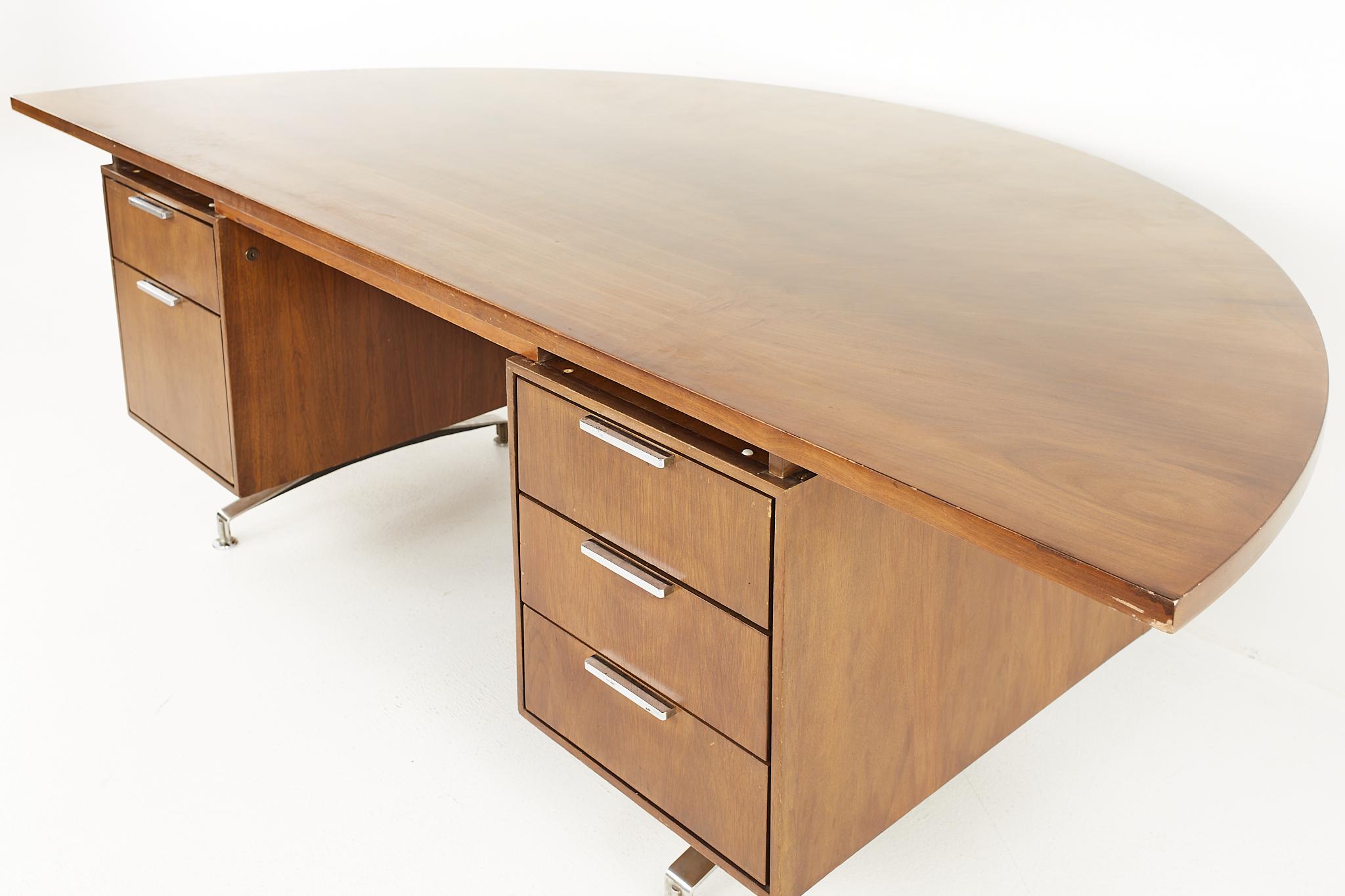 Jens Risom Style Mid Century Half Round Walnut Executive Desk In Good Condition For Sale In Countryside, IL
