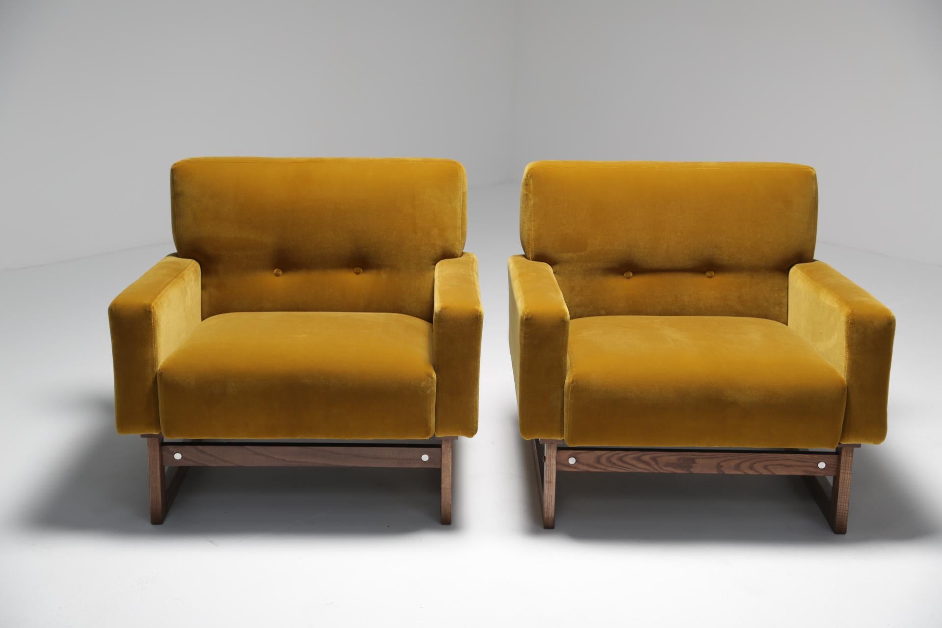 American Jens Risom style mid-century modern gold velvet armchairs