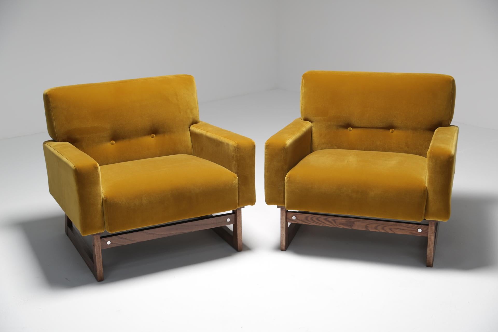 Jens Risom style mid-century modern gold velvet armchairs In Excellent Condition In Oberstown, Lusk, IE