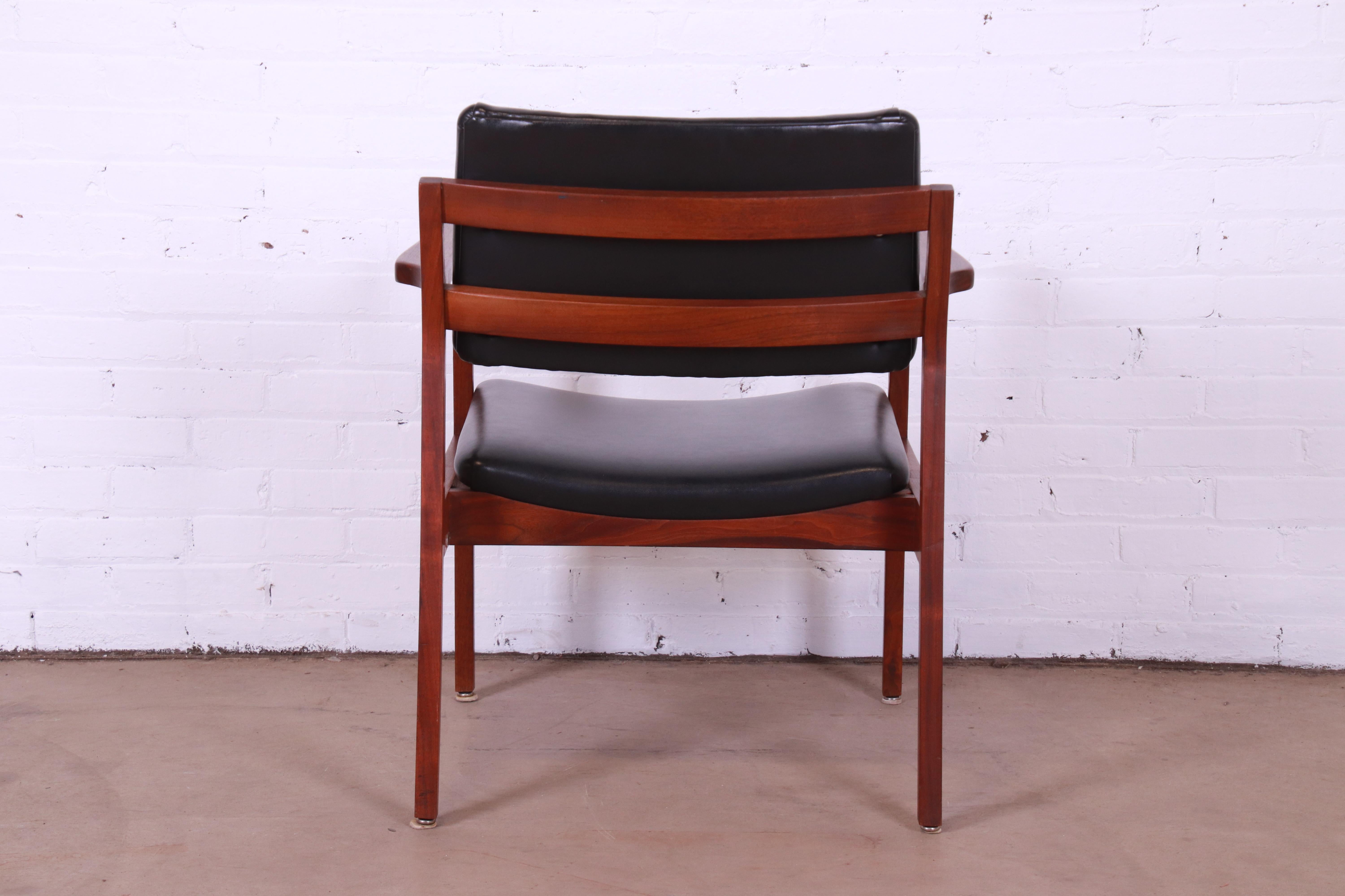 Jens Risom Style Mid-Century Modern Sculpted Walnut Lounge Chair, 1960s 4