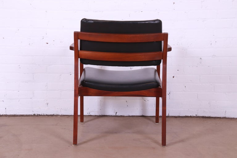 Jens Risom Style Mid-Century Modern Sculpted Walnut Lounge Chair, 1960s For Sale 4
