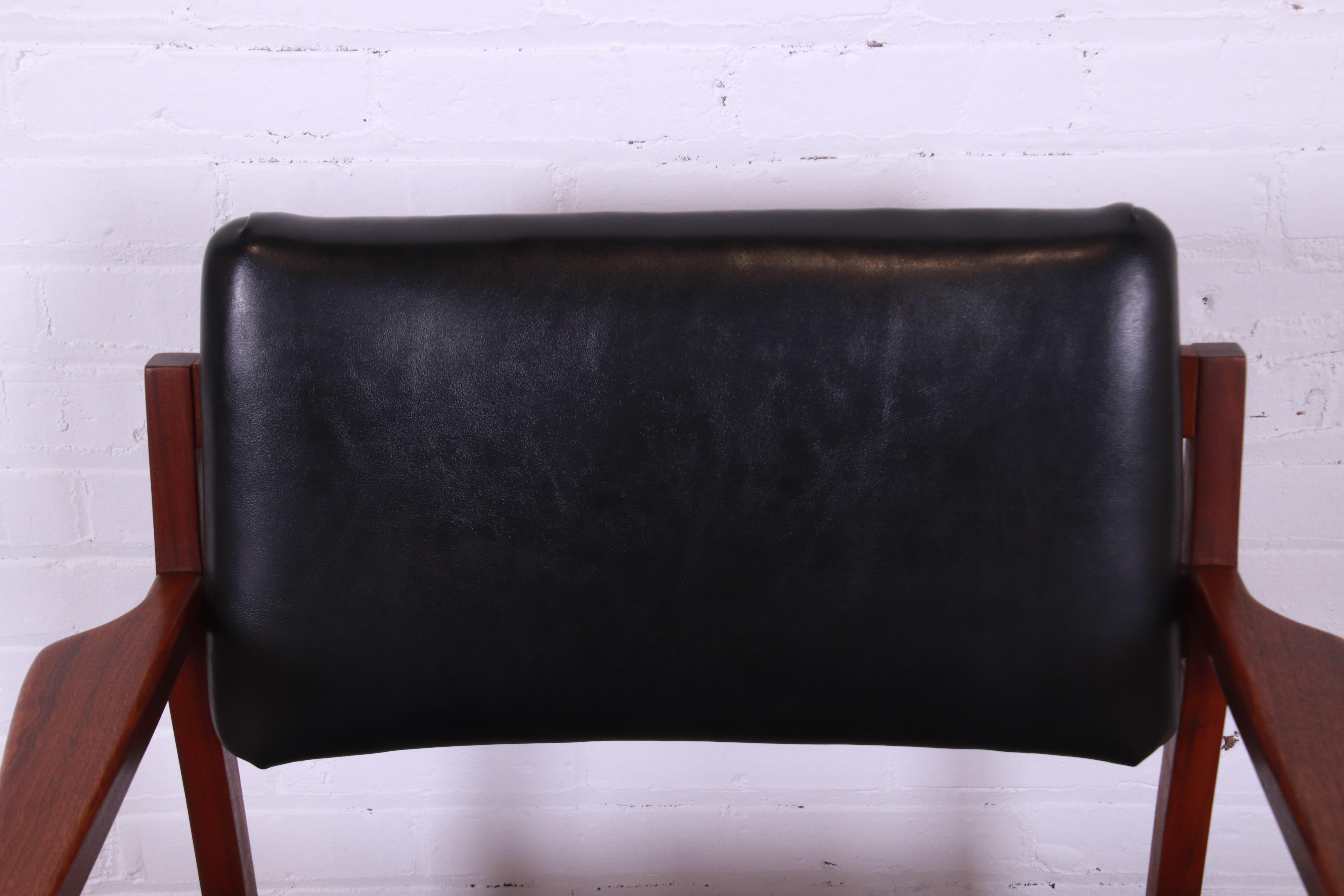 Jens Risom Style Mid-Century Modern Sculpted Walnut Lounge Chair, 1960s 5