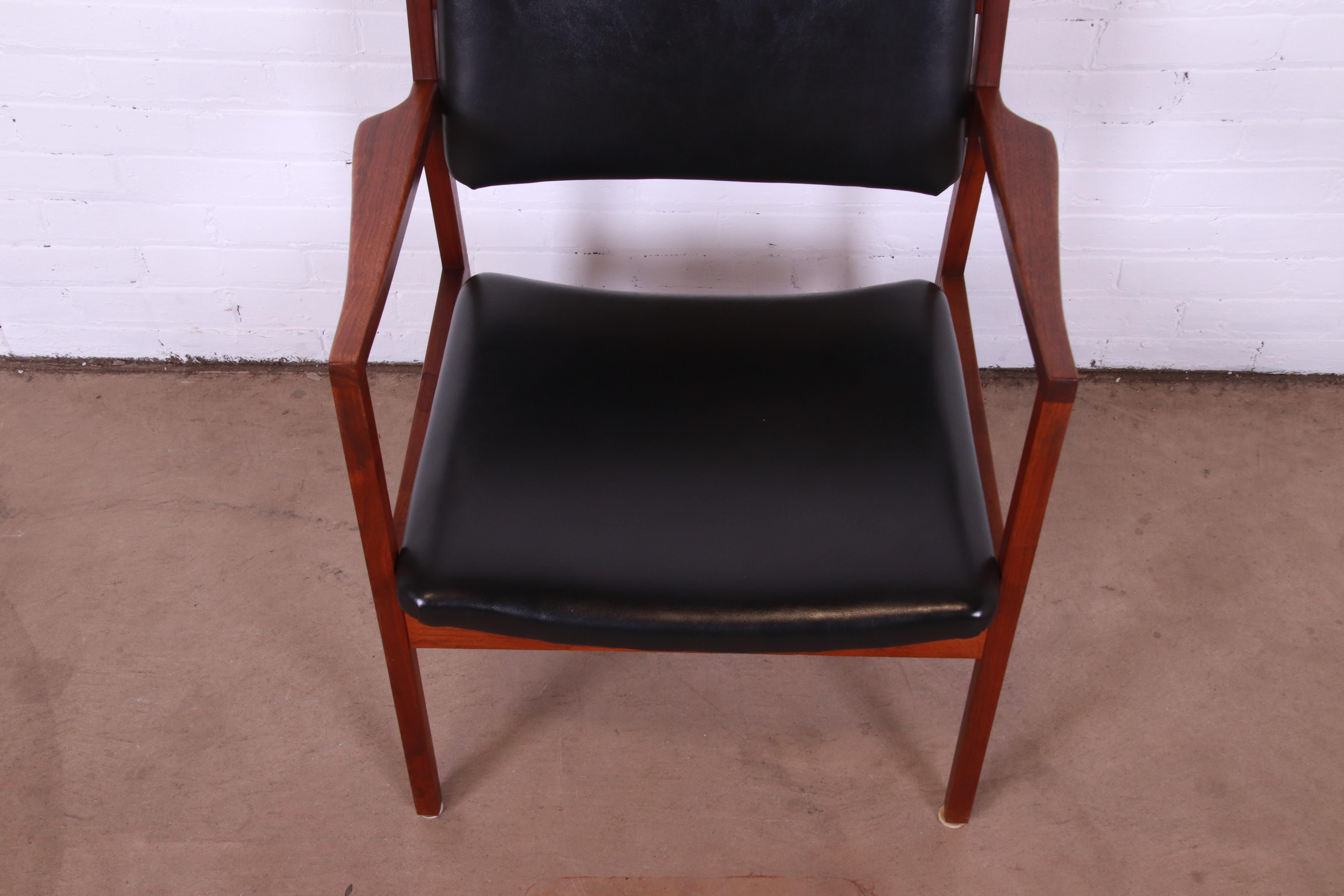 Jens Risom Style Mid-Century Modern Sculpted Walnut Lounge Chair, 1960s 6