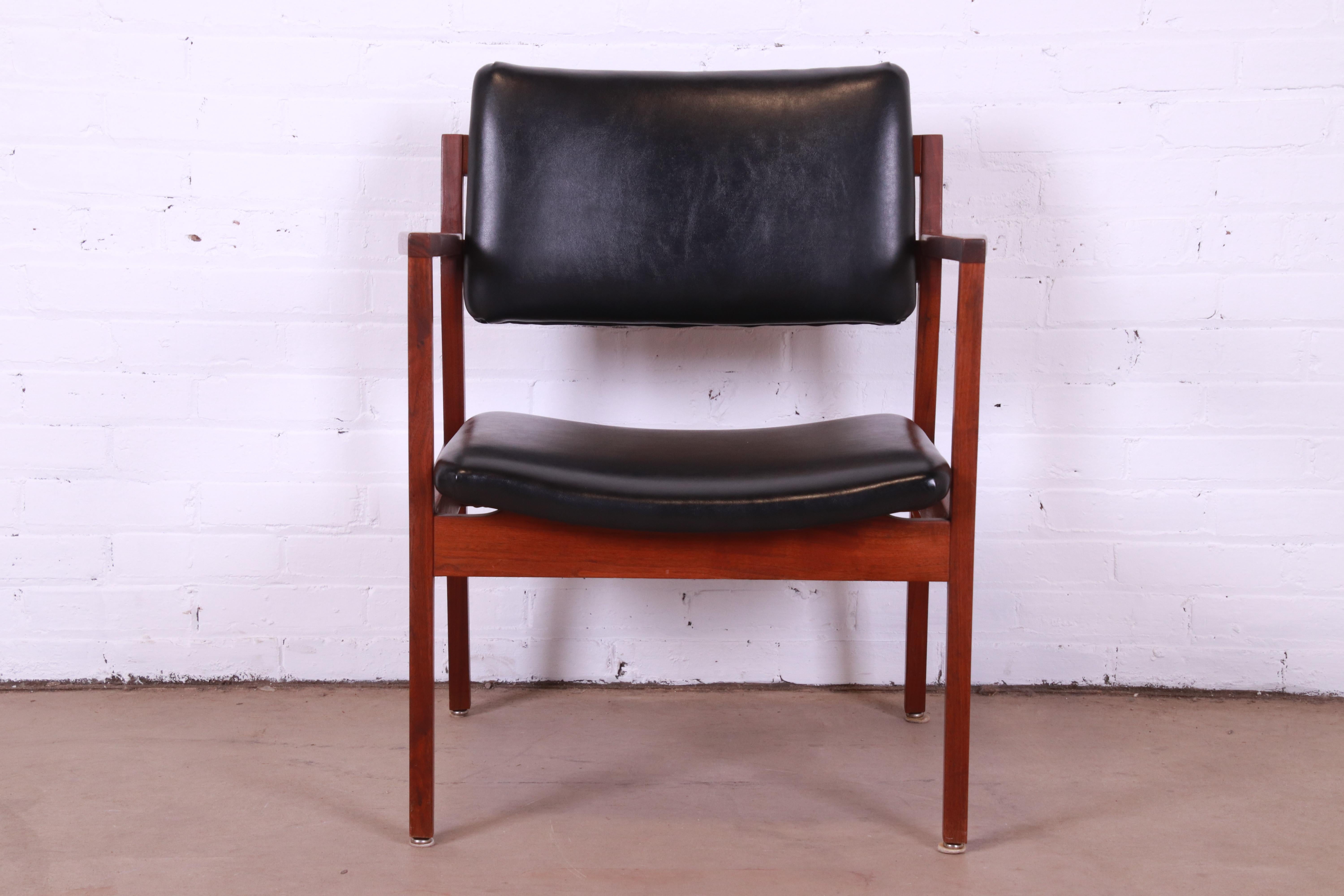 A gorgeous Mid-Century Modern lounge chair or club chair

In the manner of Jens Risom

By DoMore Furniture

USA, 1960s

Sculpted solid walnut frame, with original black leather upholstery.

Measures: 26.25