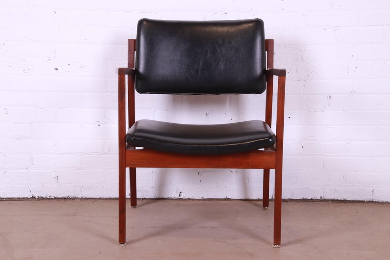 A gorgeous Mid-Century Modern lounge chair or club chair

In the manner of Jens Risom

By DoMore Furniture

USA, 1960s

Sculpted solid walnut frame, with original black leather upholstery.

Measures: 26.25