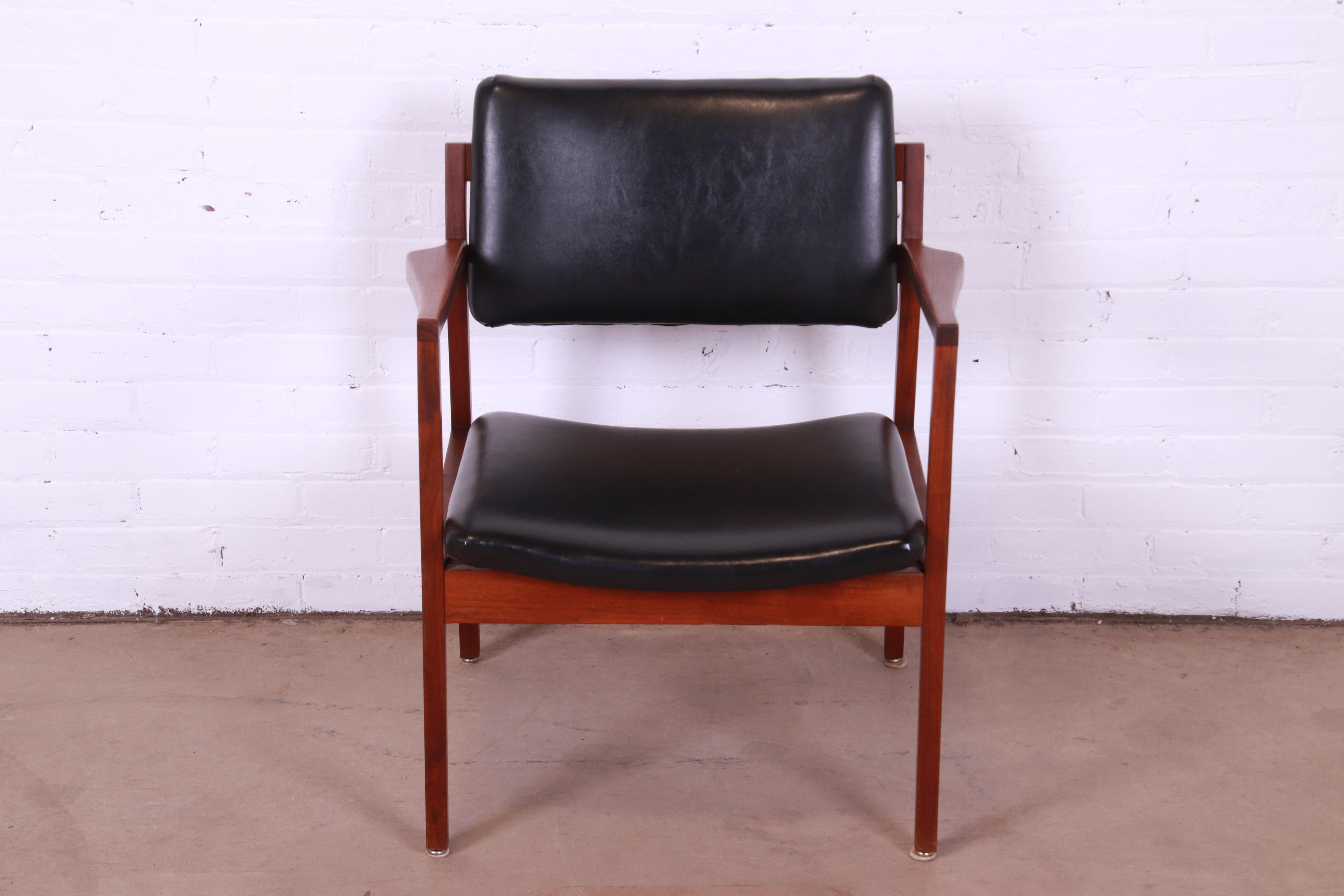American Jens Risom Style Mid-Century Modern Sculpted Walnut Lounge Chair, 1960s