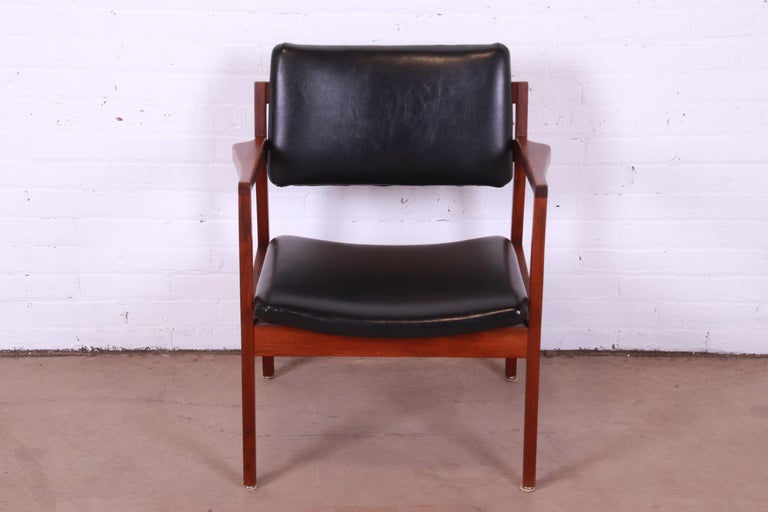 American Jens Risom Style Mid-Century Modern Sculpted Walnut Lounge Chair, 1960s For Sale
