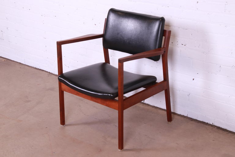 Jens Risom Style Mid-Century Modern Sculpted Walnut Lounge Chair, 1960s In Good Condition For Sale In South Bend, IN