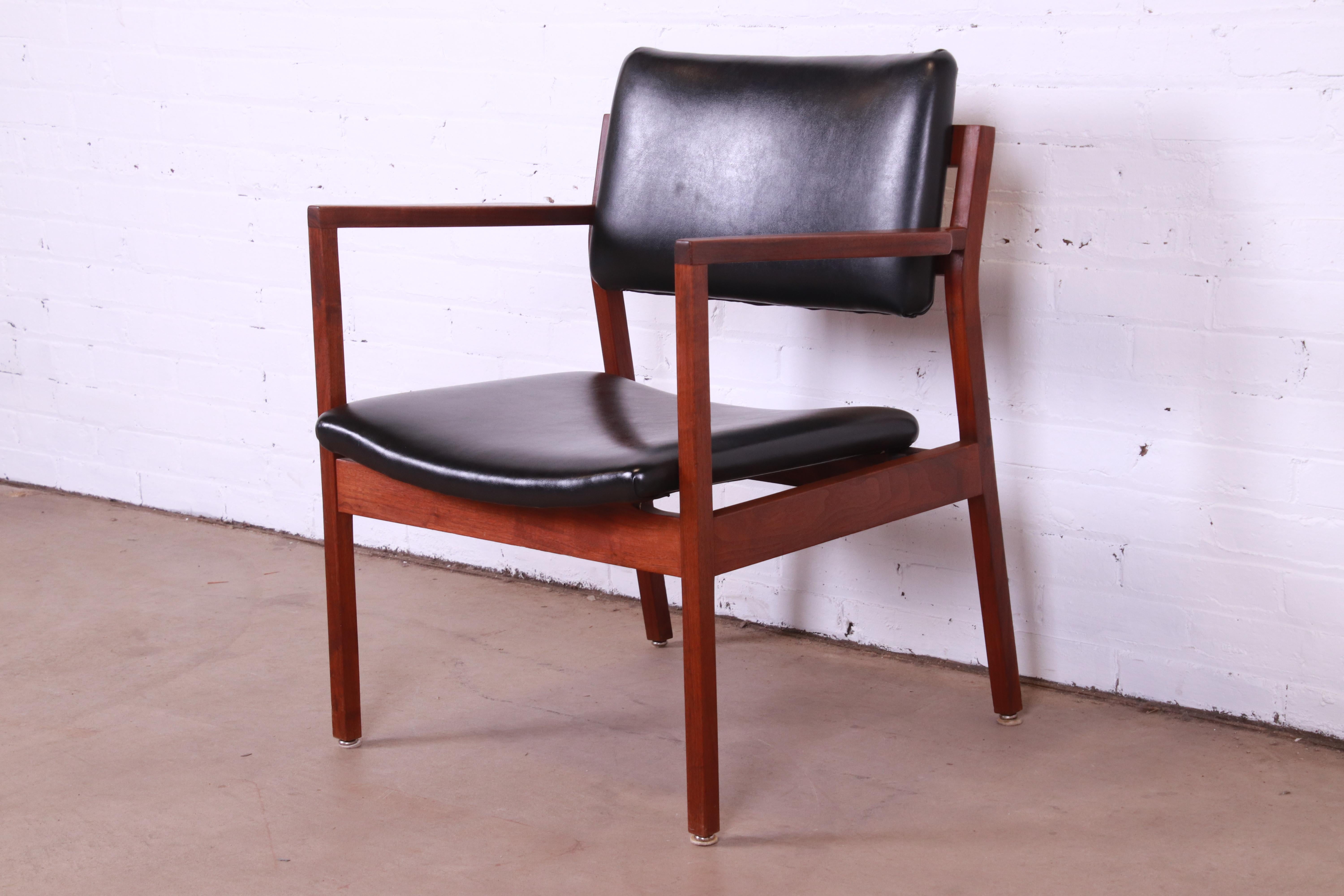 Mid-20th Century Jens Risom Style Mid-Century Modern Sculpted Walnut Lounge Chair, 1960s