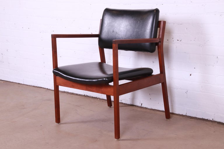Mid-20th Century Jens Risom Style Mid-Century Modern Sculpted Walnut Lounge Chair, 1960s For Sale