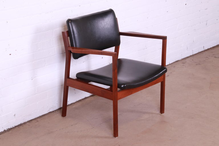 Leather Jens Risom Style Mid-Century Modern Sculpted Walnut Lounge Chair, 1960s For Sale