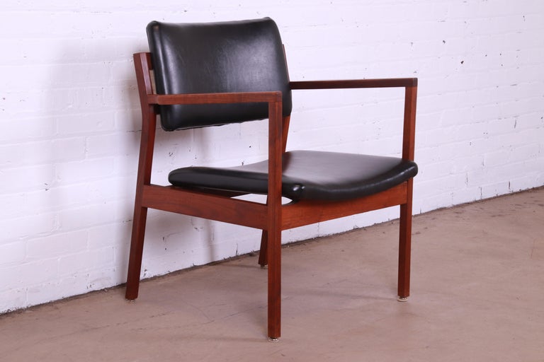 Jens Risom Style Mid-Century Modern Sculpted Walnut Lounge Chair, 1960s For Sale 1