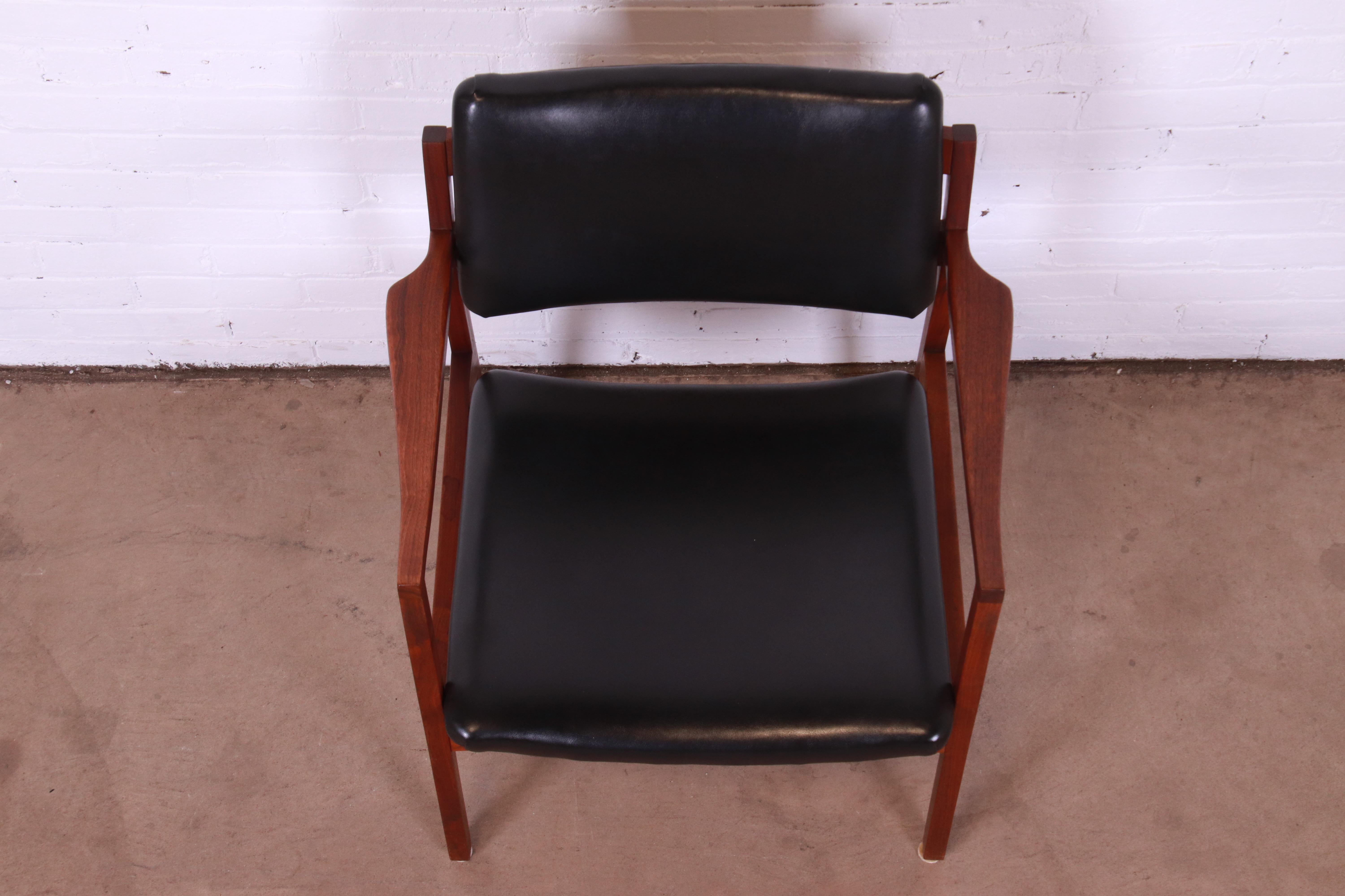 Jens Risom Style Mid-Century Modern Sculpted Walnut Lounge Chair, 1960s 2