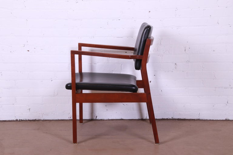 Jens Risom Style Mid-Century Modern Sculpted Walnut Lounge Chair, 1960s For Sale 3