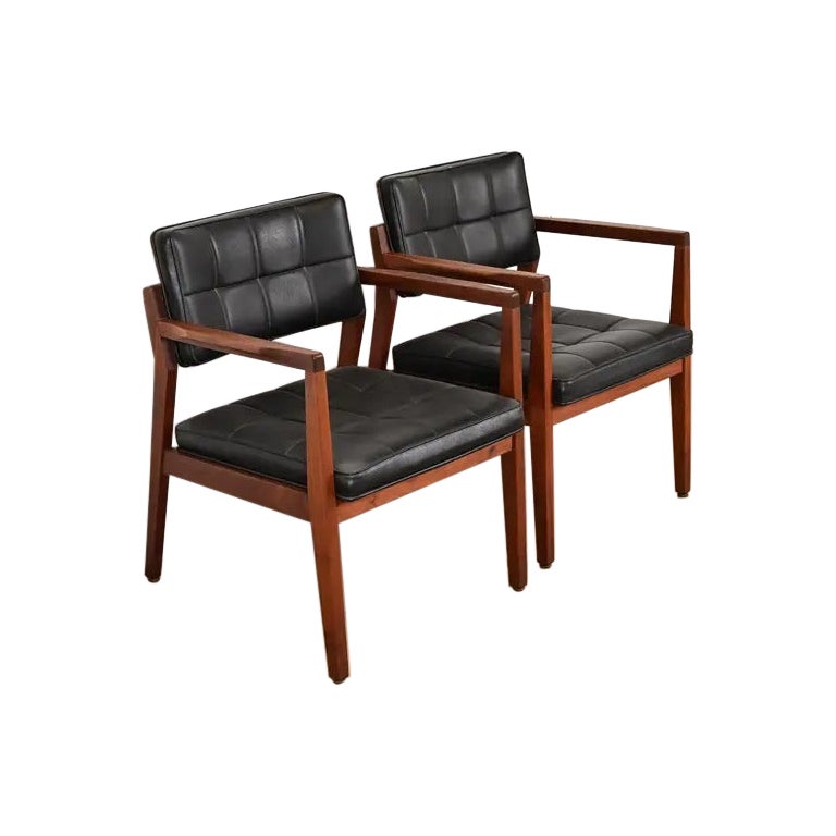 Sedie da salotto in noce scolpito in stile Jens Risom, metà del secolo scorso, coppia in vendita