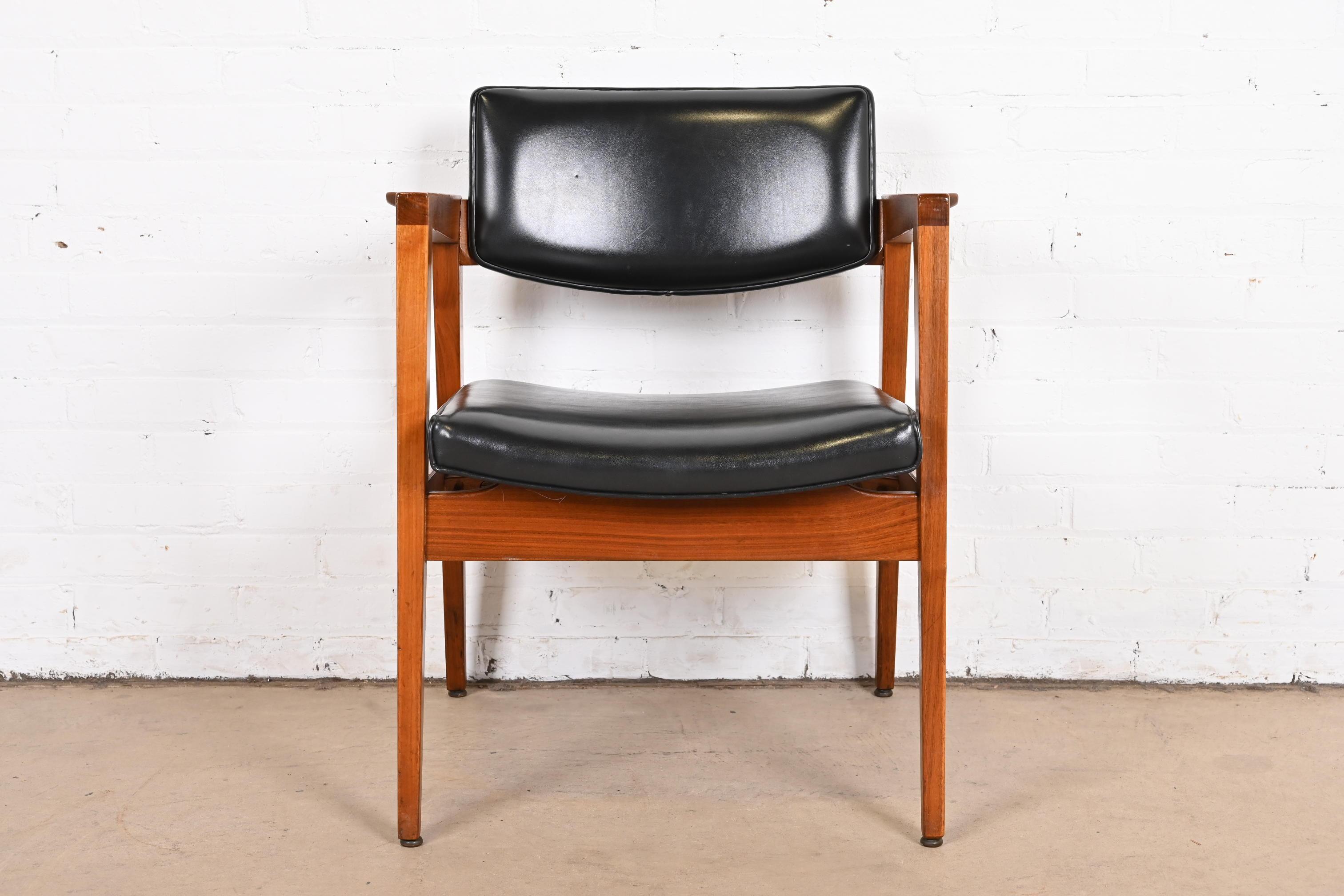 Jens Risom Style Mid-Century Modern Solid Walnut Lounge Chairs by Gunlocke, Pair For Sale 4