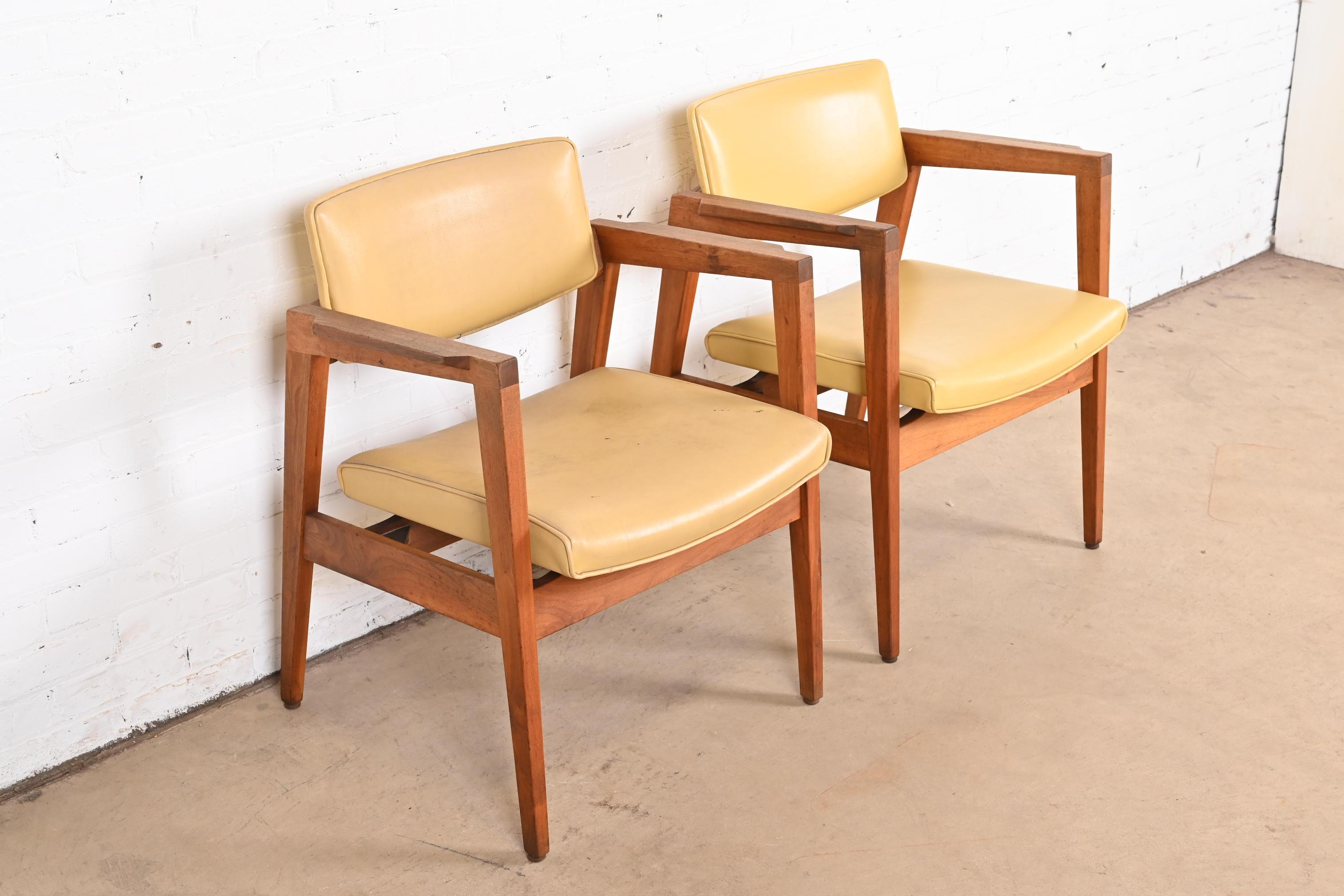 Jens Risom Style Mid-Century Modern Solid Walnut Lounge Chairs by Gunlocke, Pair For Sale 4