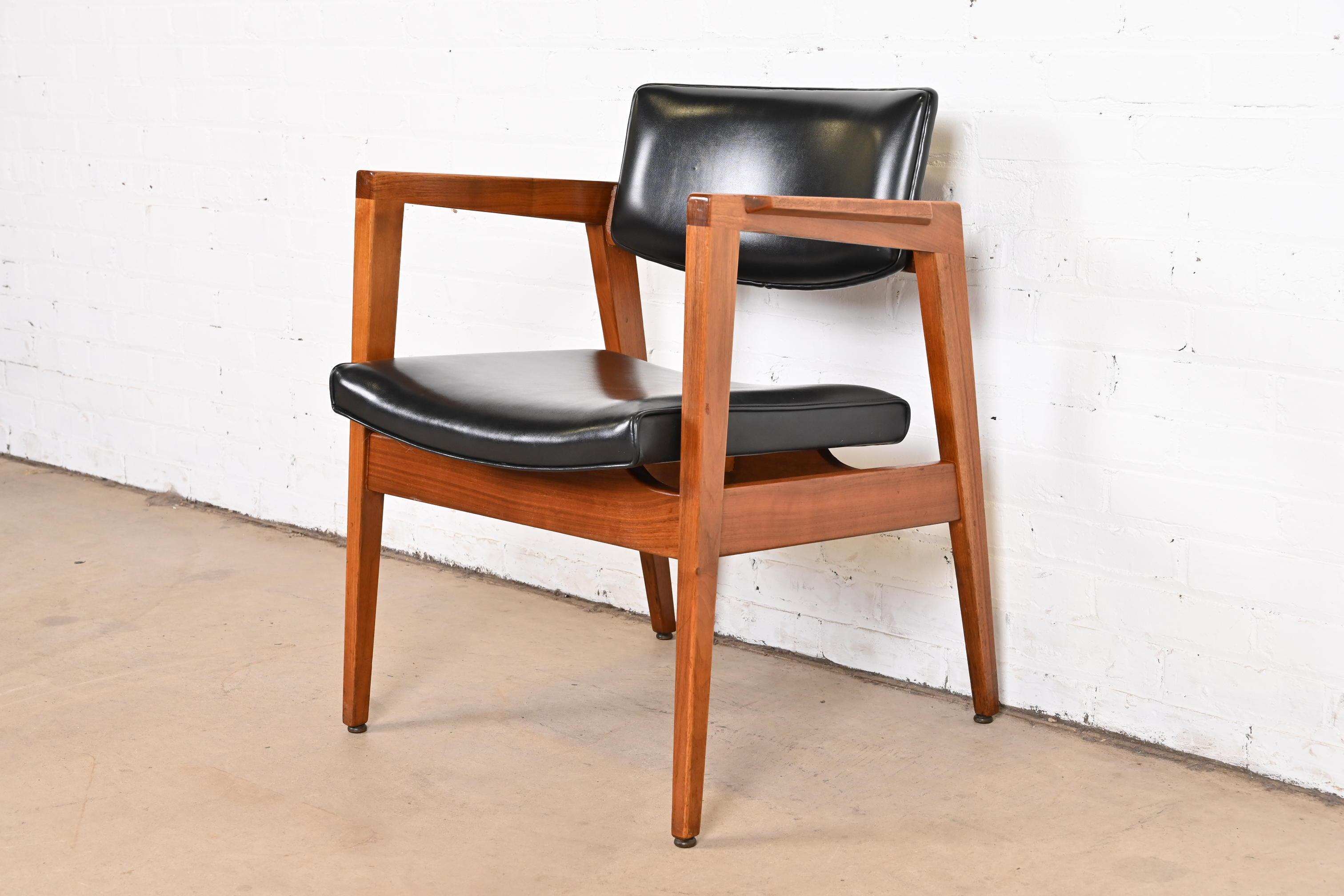 Jens Risom Style Mid-Century Modern Solid Walnut Lounge Chairs by Gunlocke, Pair For Sale 5