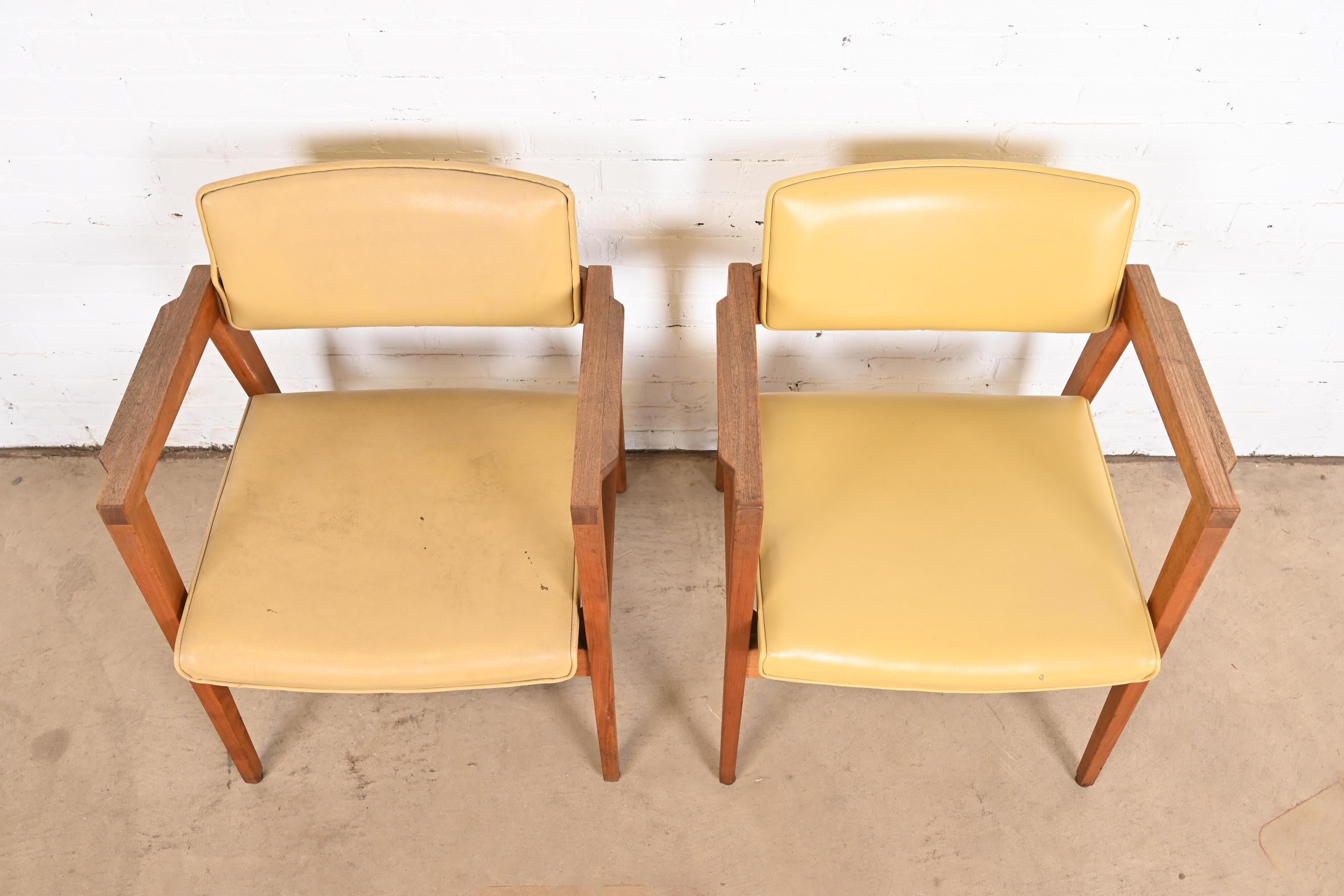 Paire de fauteuils de salon en noyer massif de style Jens Risom, moderne du milieu du siècle dernier, par Gunlocke en vente 4