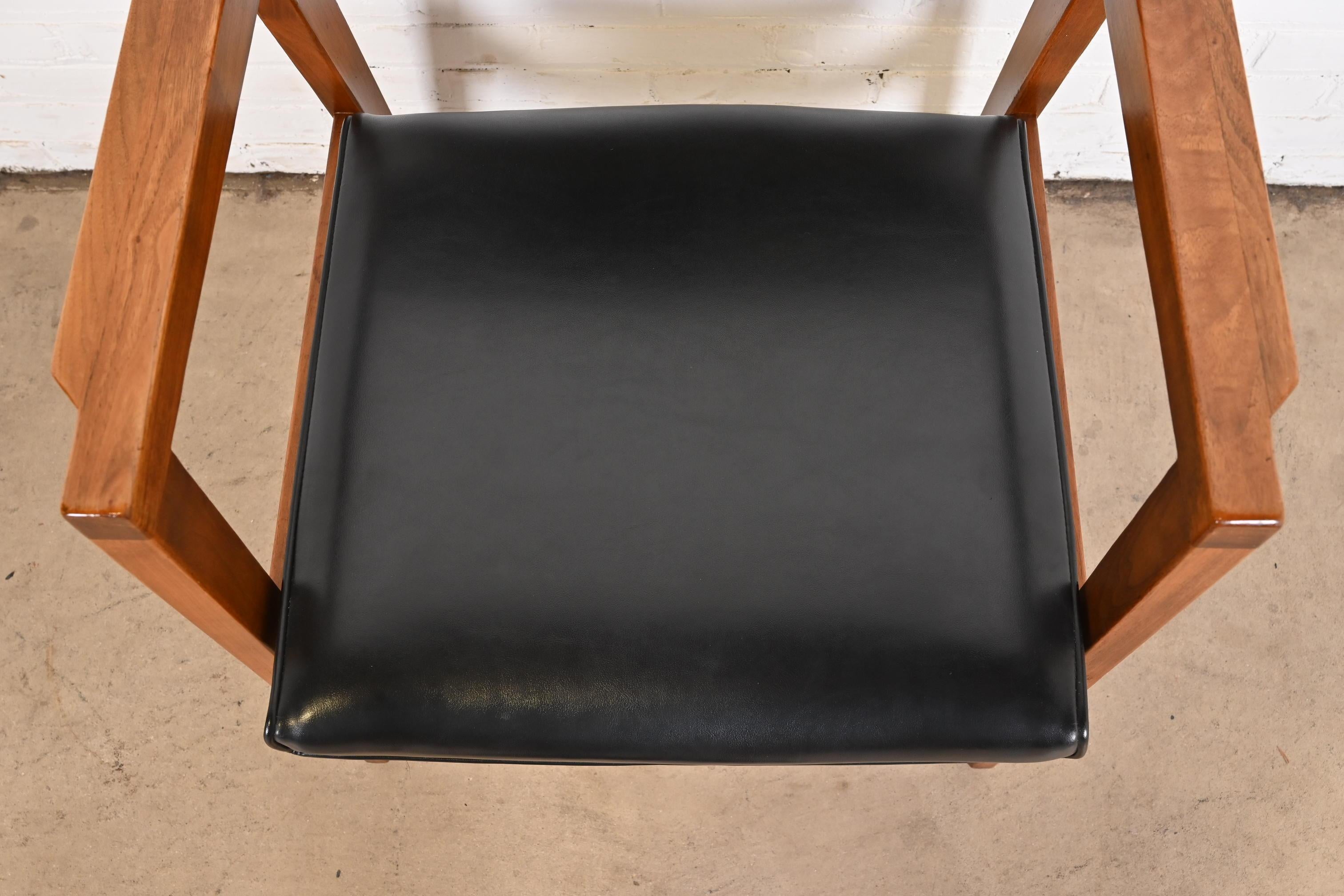 Jens Risom Style Mid-Century Modern Solid Walnut Lounge Chairs by Gunlocke, Pair For Sale 6