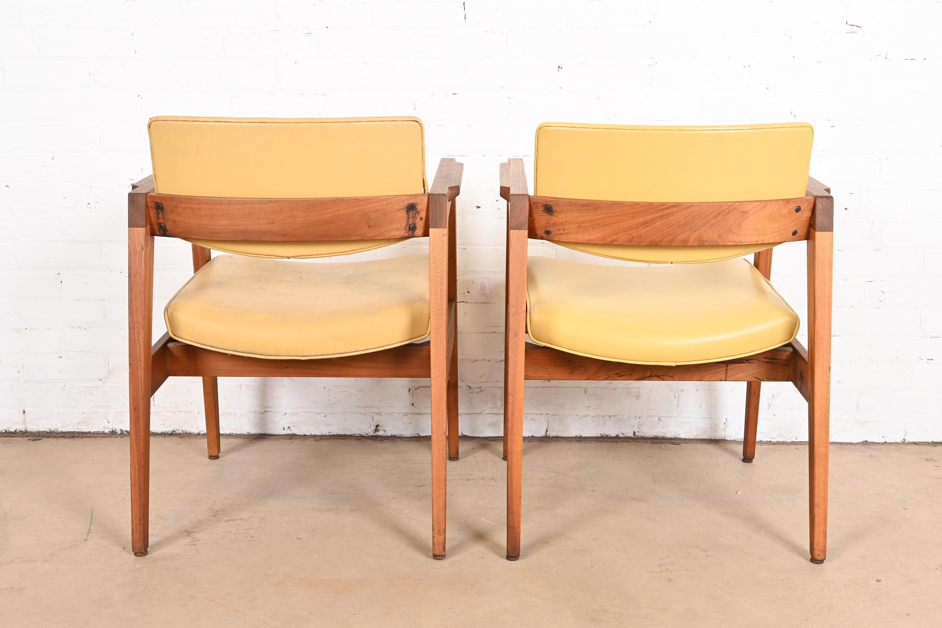 Paire de fauteuils de salon en noyer massif de style Jens Risom, moderne du milieu du siècle dernier, par Gunlocke en vente 5