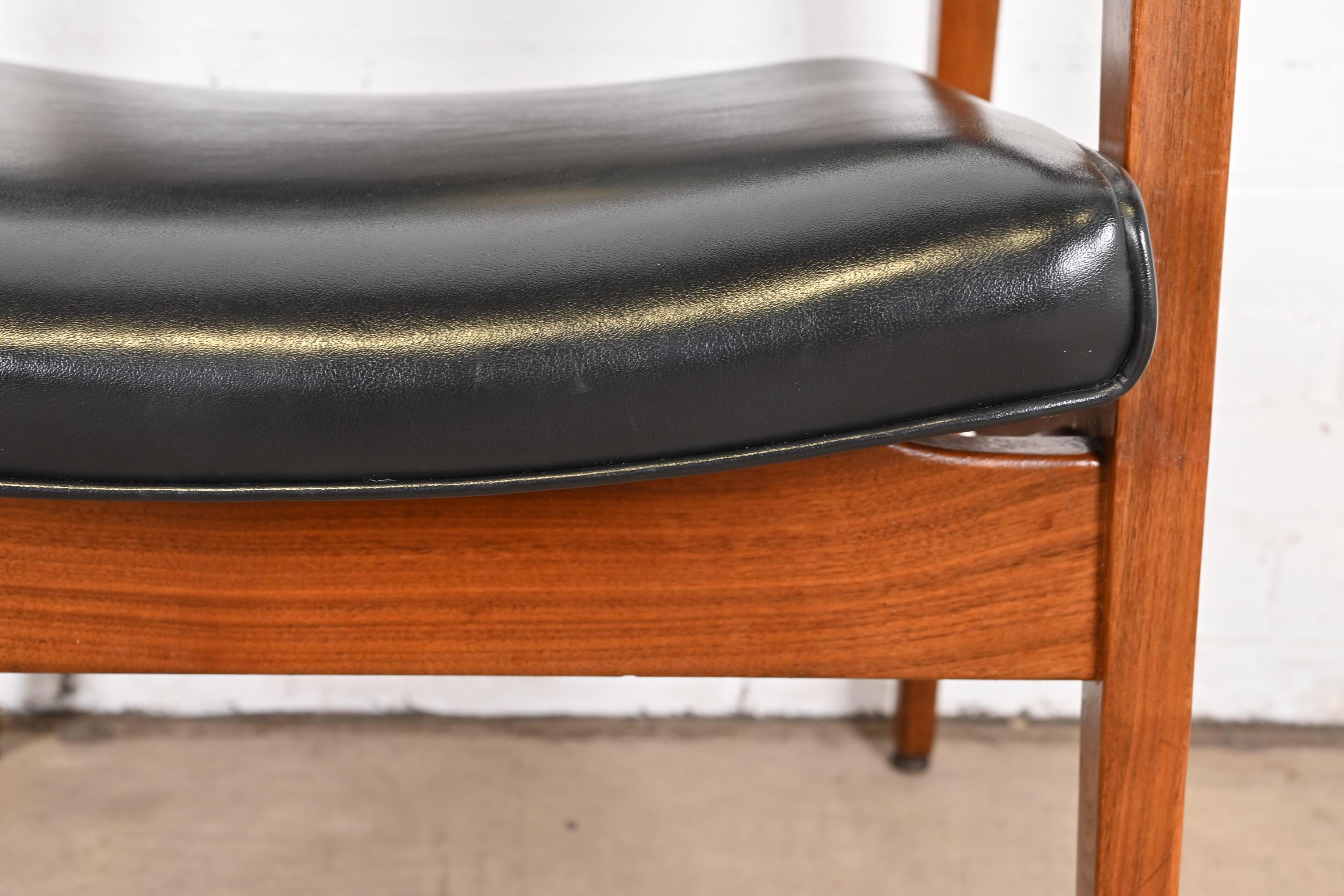 Jens Risom Style Mid-Century Modern Solid Walnut Lounge Chairs by Gunlocke, Pair For Sale 7