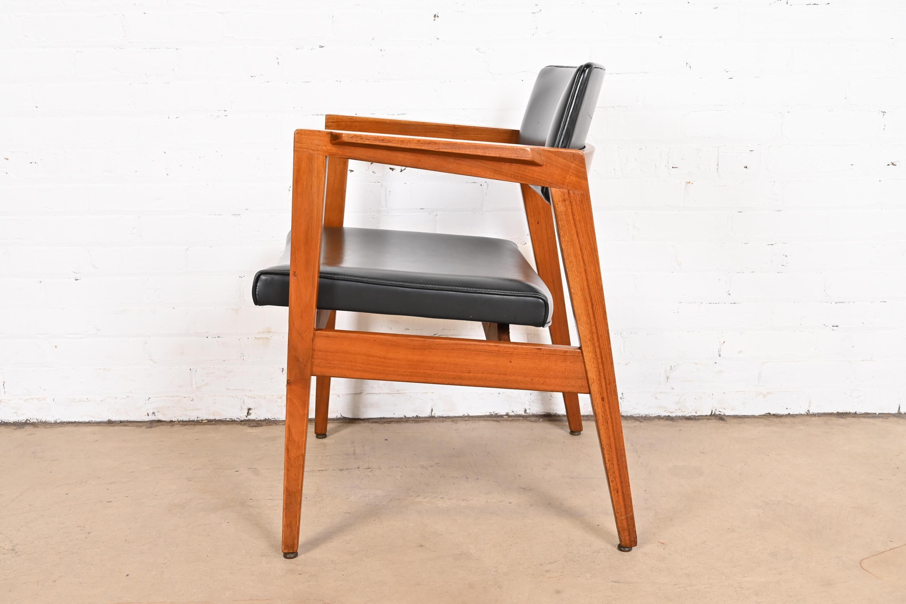 Jens Risom Style Mid-Century Modern Solid Walnut Lounge Chairs by Gunlocke, Pair For Sale 8