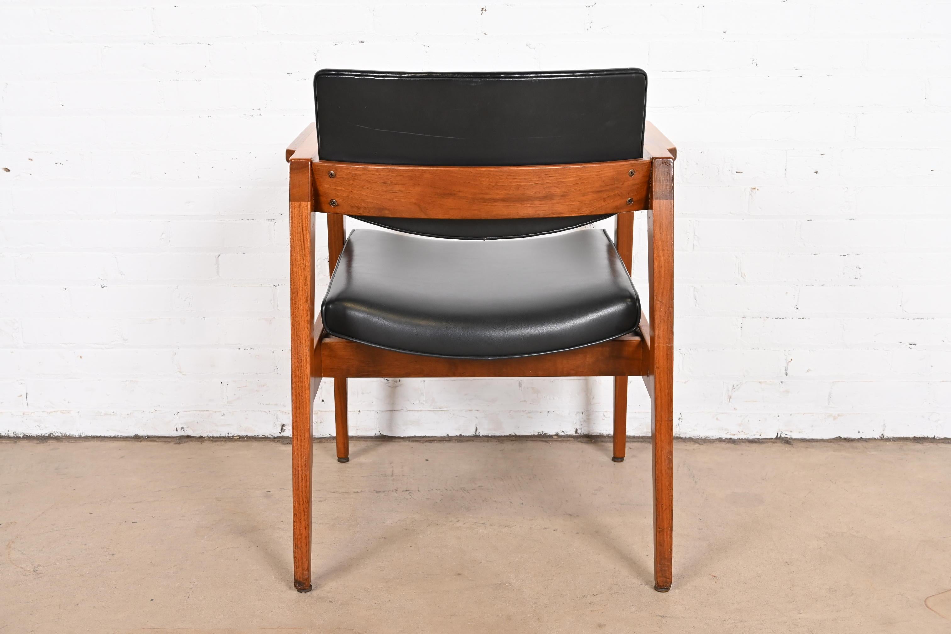 Jens Risom Style Mid-Century Modern Solid Walnut Lounge Chairs by Gunlocke, Pair For Sale 9