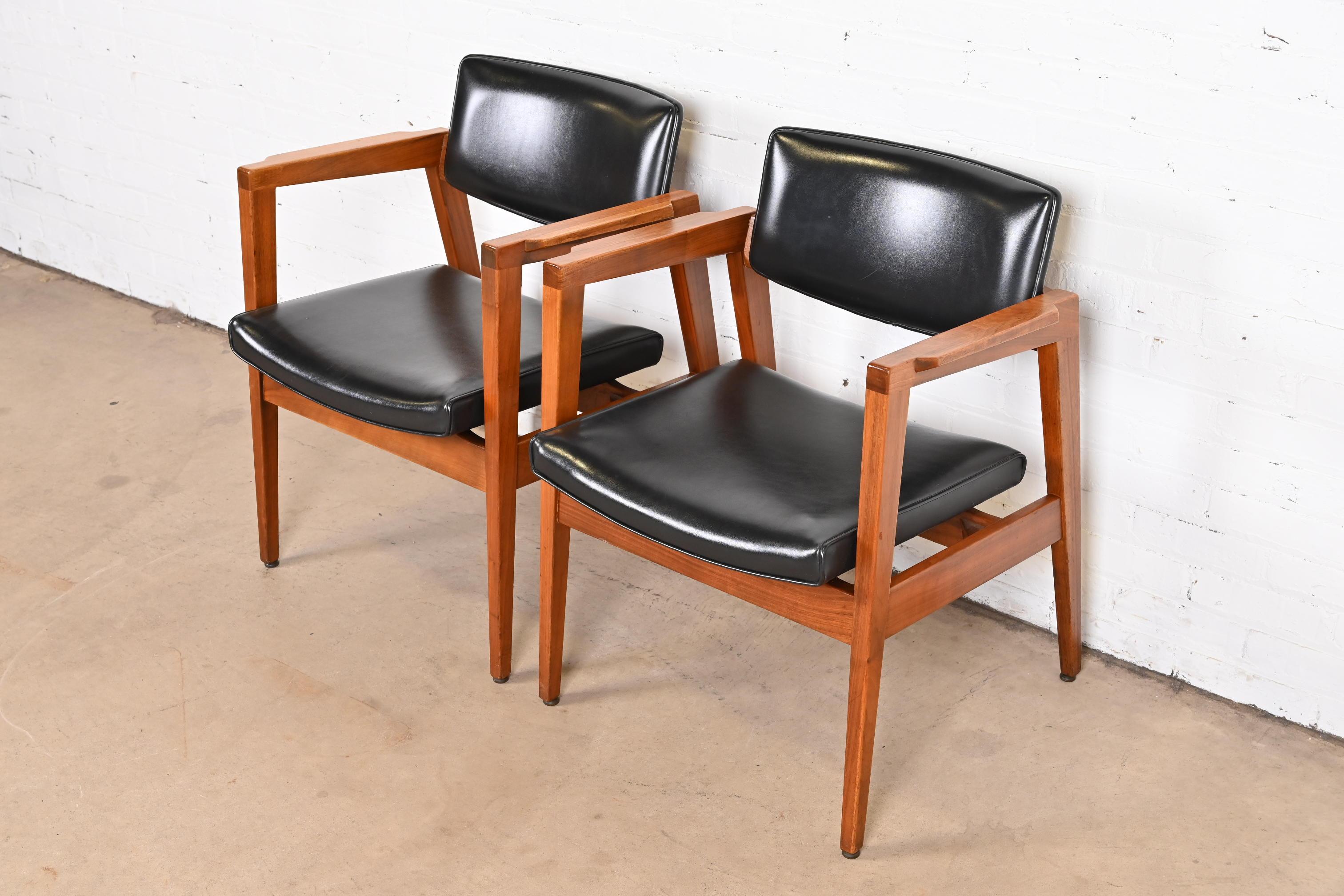 American Jens Risom Style Mid-Century Modern Solid Walnut Lounge Chairs by Gunlocke, Pair For Sale