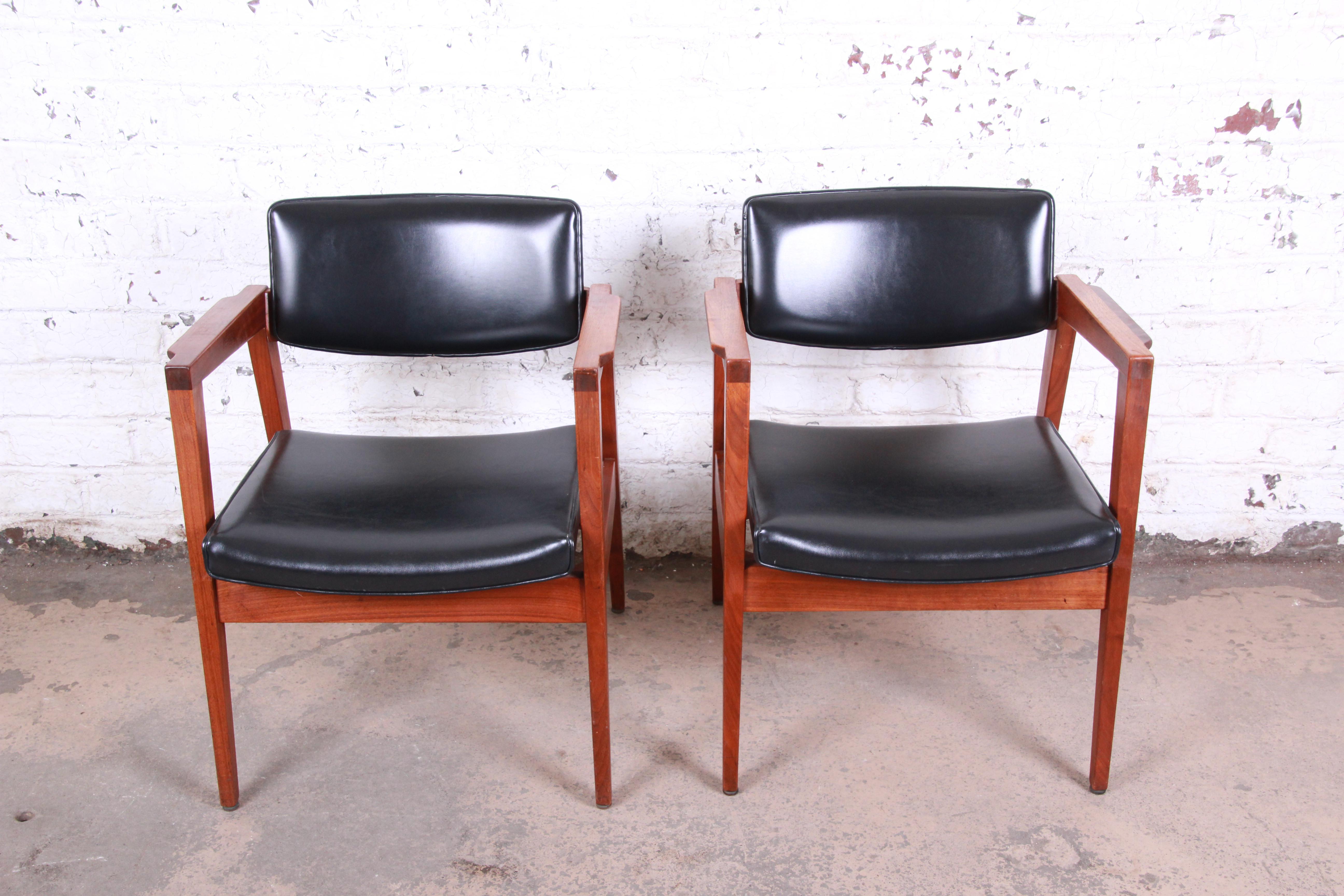 Jens Risom Style Mid-Century Modern Solid Walnut Lounge Chairs by Gunlocke, Pair In Good Condition In South Bend, IN