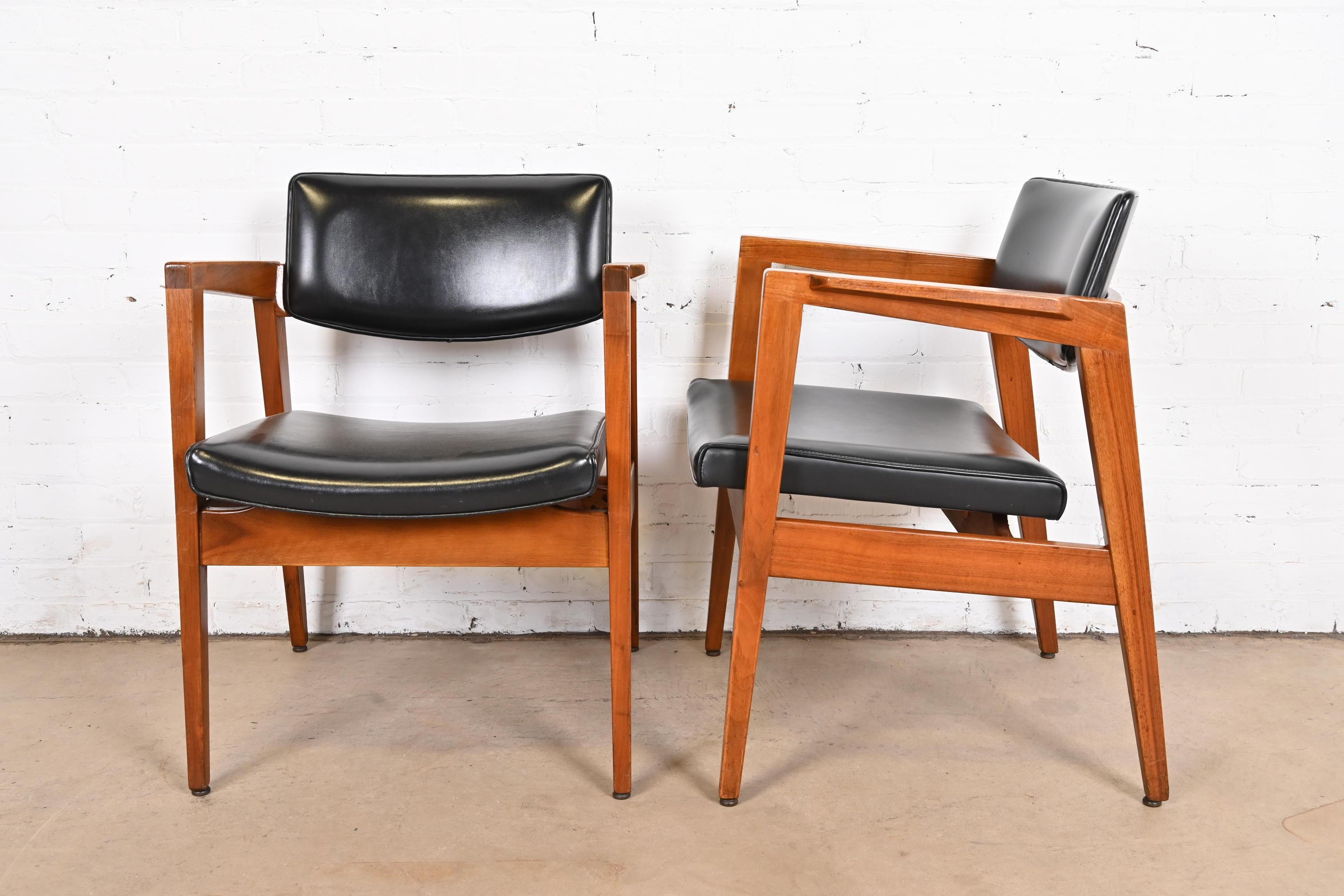Jens Risom Style Mid-Century Modern Solid Walnut Lounge Chairs by Gunlocke, Pair In Good Condition For Sale In South Bend, IN