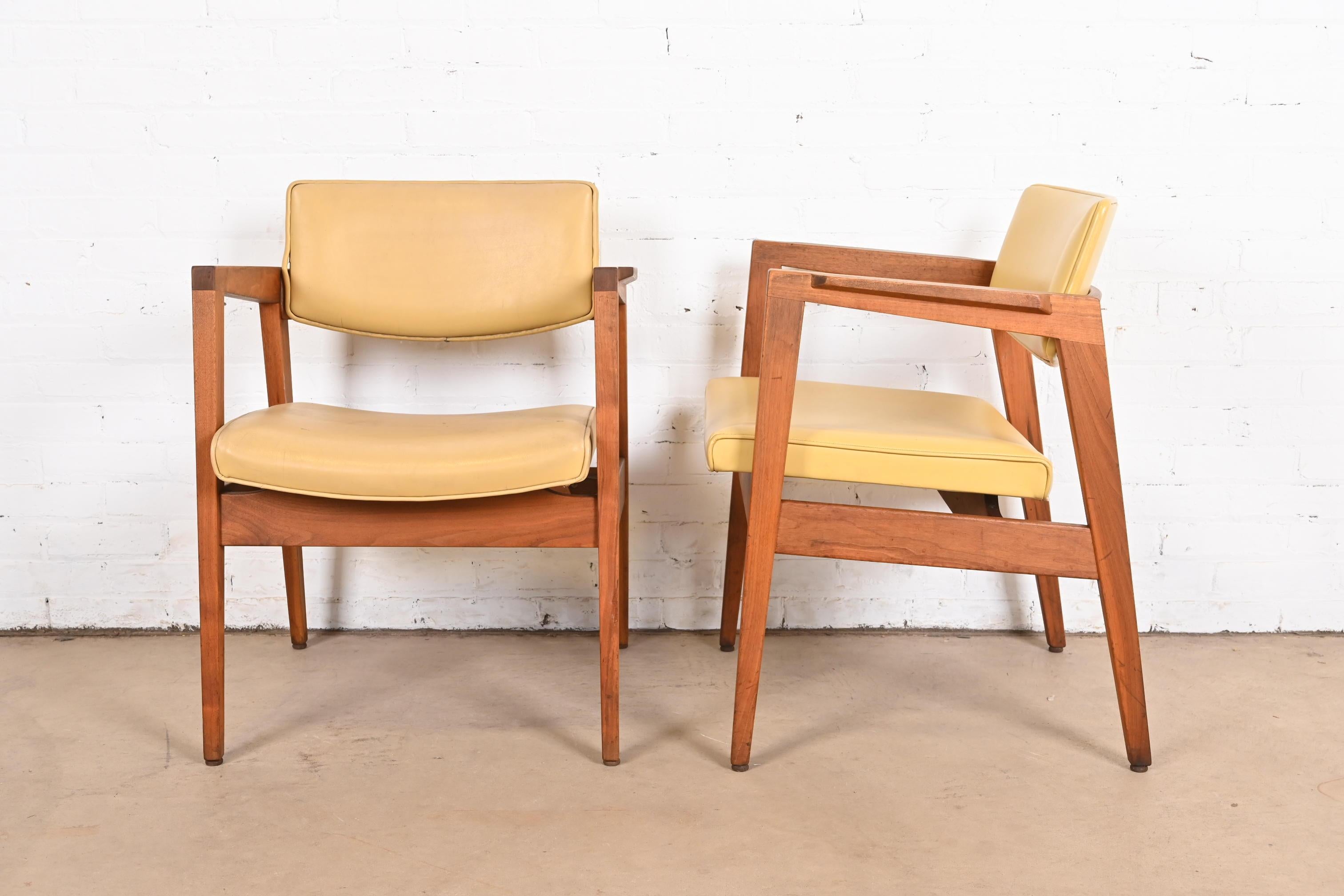 Jens Risom Style Mid-Century Modern Solid Walnut Lounge Chairs by Gunlocke, Pair In Good Condition For Sale In South Bend, IN