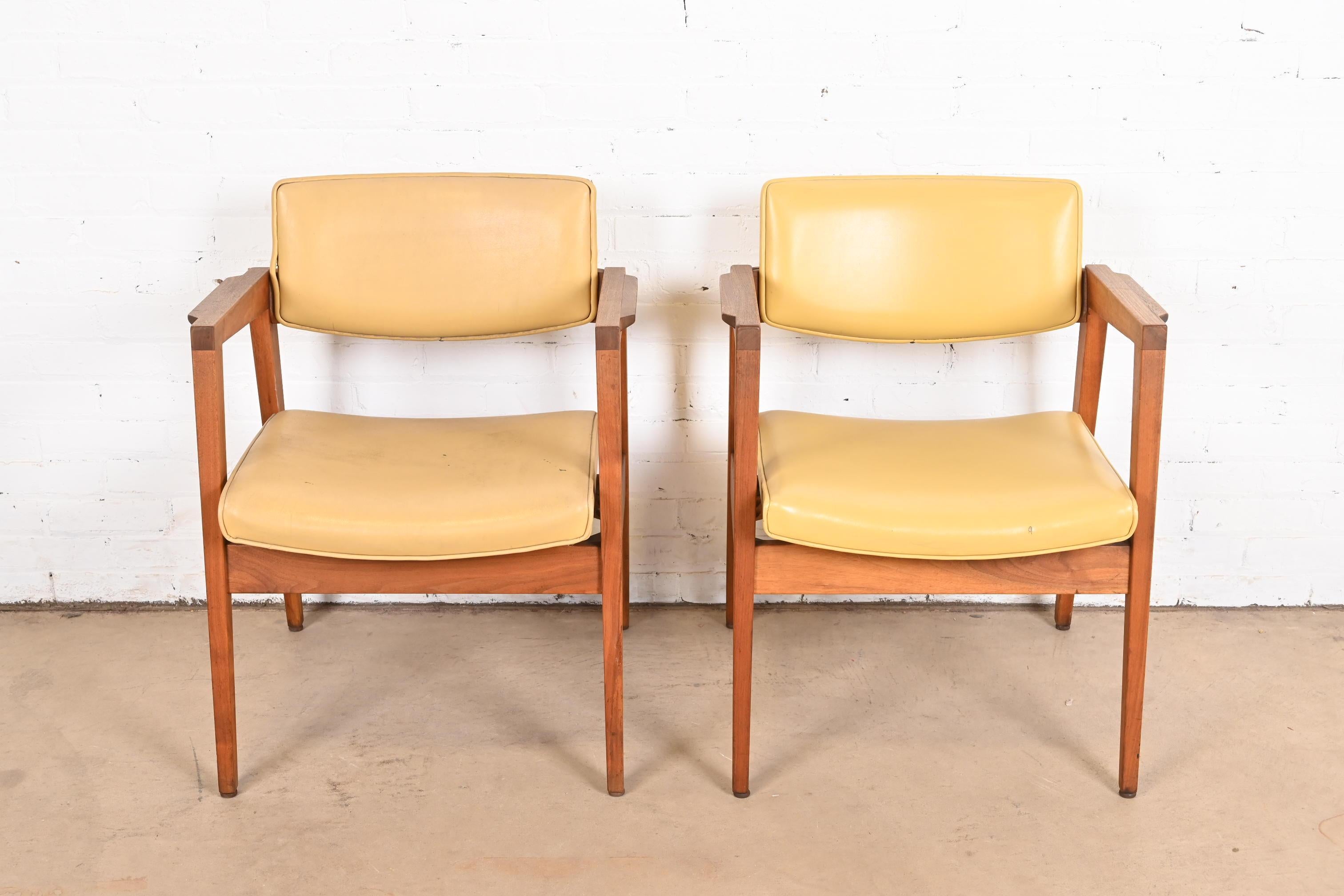 Paire de fauteuils de salon en noyer massif de style Jens Risom, moderne du milieu du siècle dernier, par Gunlocke Bon état - En vente à South Bend, IN