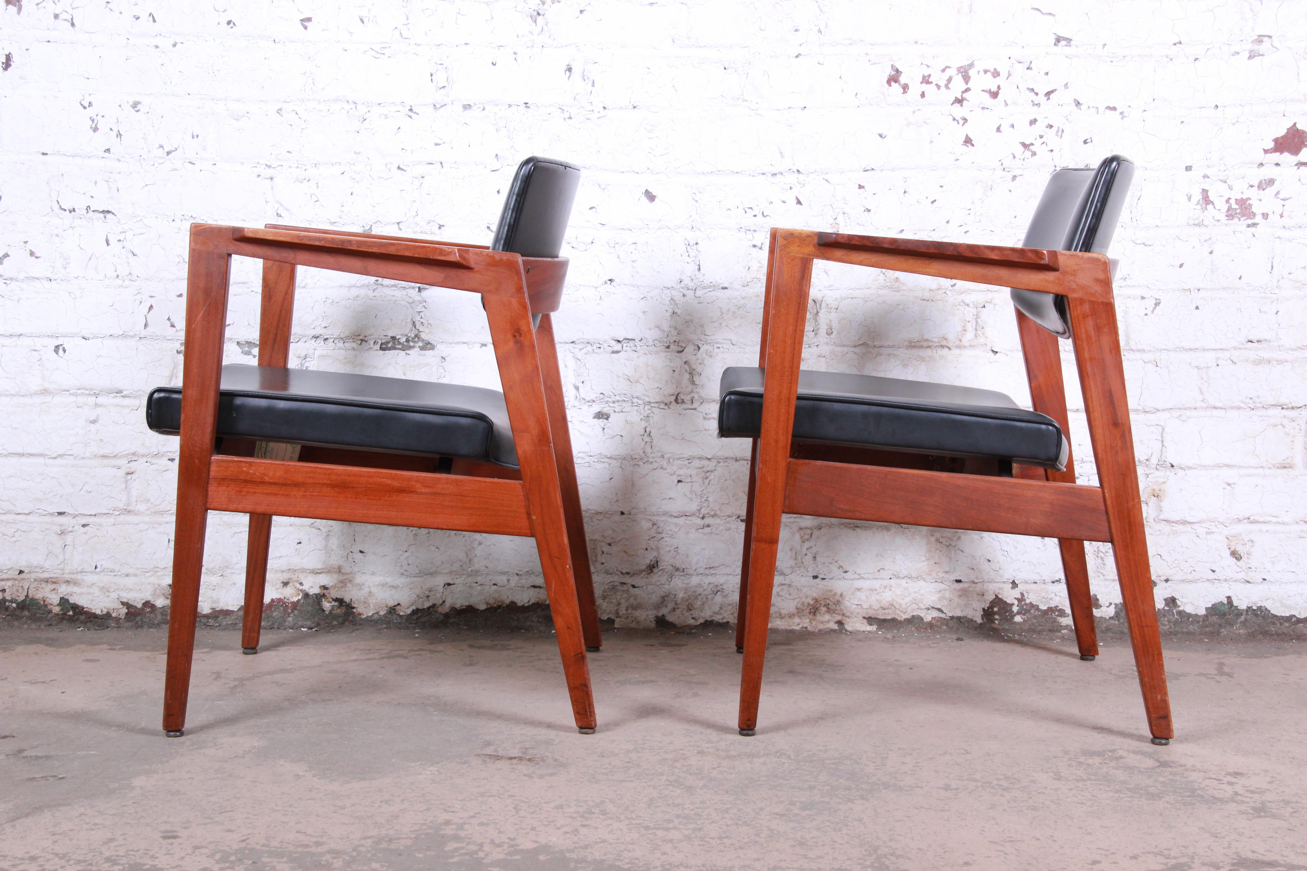 Jens Risom Style Mid-Century Modern Solid Walnut Lounge Chairs by Gunlocke, Pair 1