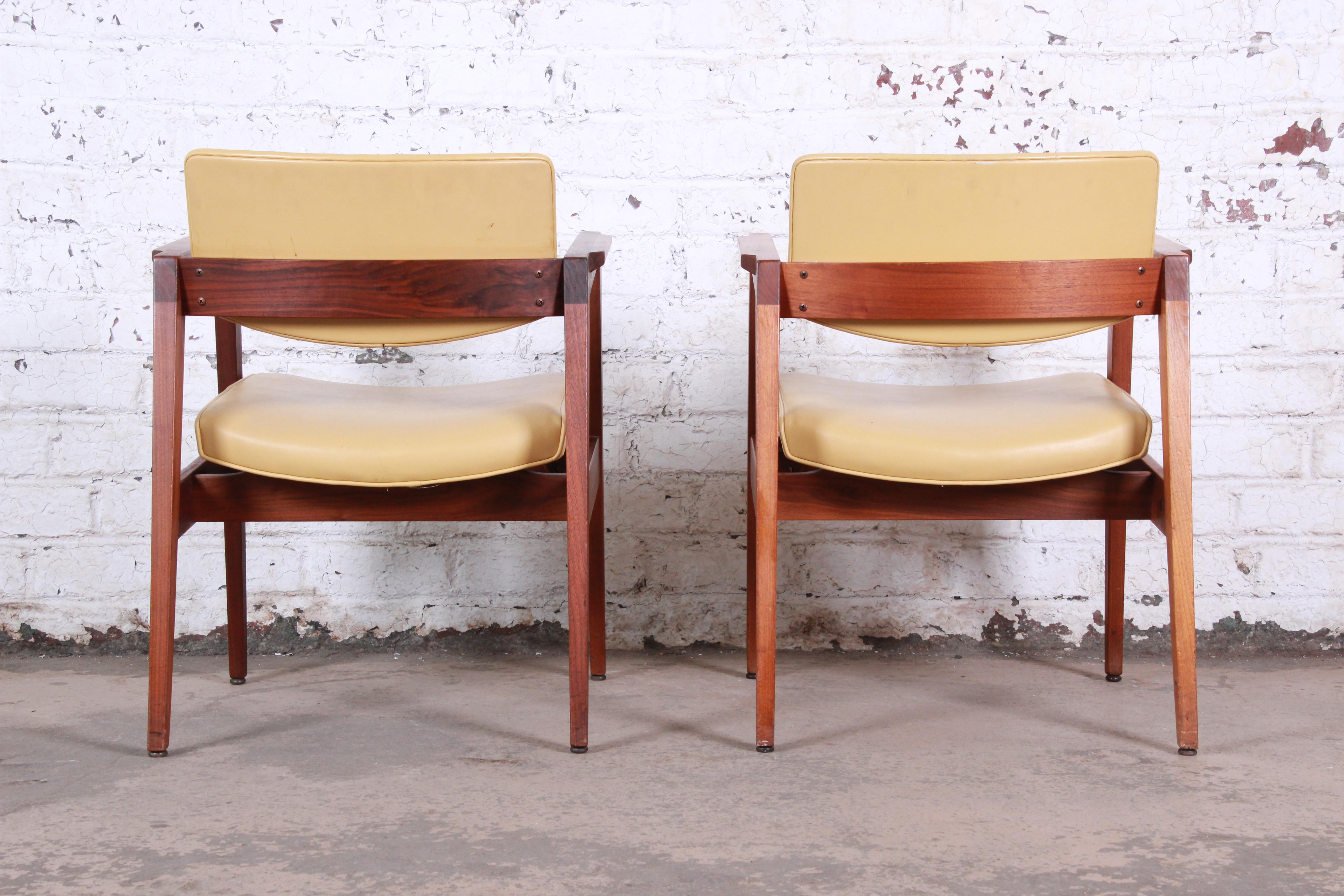 Jens Risom Style Mid-Century Modern Solid Walnut Lounge Chairs by Gunlocke, Pair 2