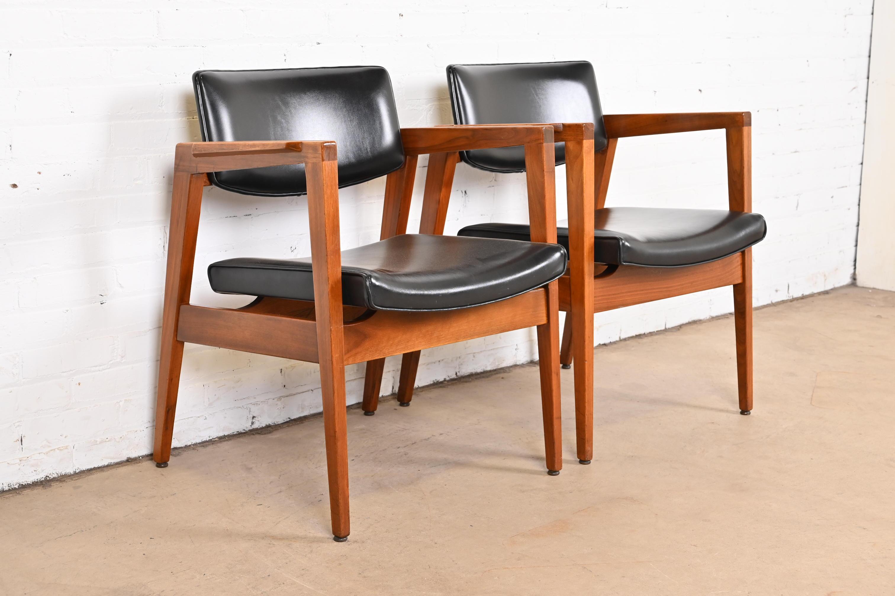 Jens Risom Style Mid-Century Modern Solid Walnut Lounge Chairs by Gunlocke, Pair For Sale 1