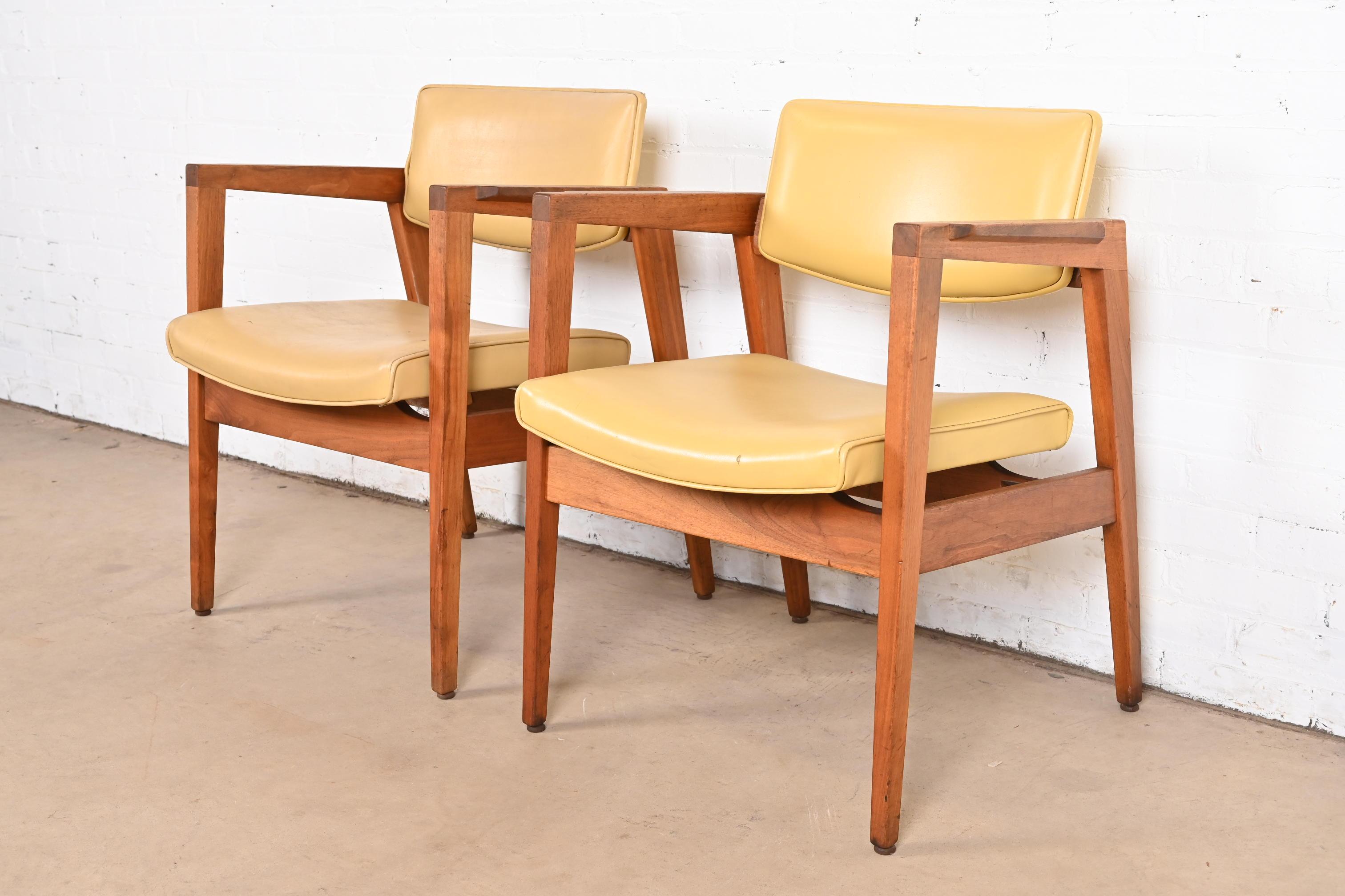 Jens Risom Style Mid-Century Modern Solid Walnut Lounge Chairs by Gunlocke, Pair For Sale 1