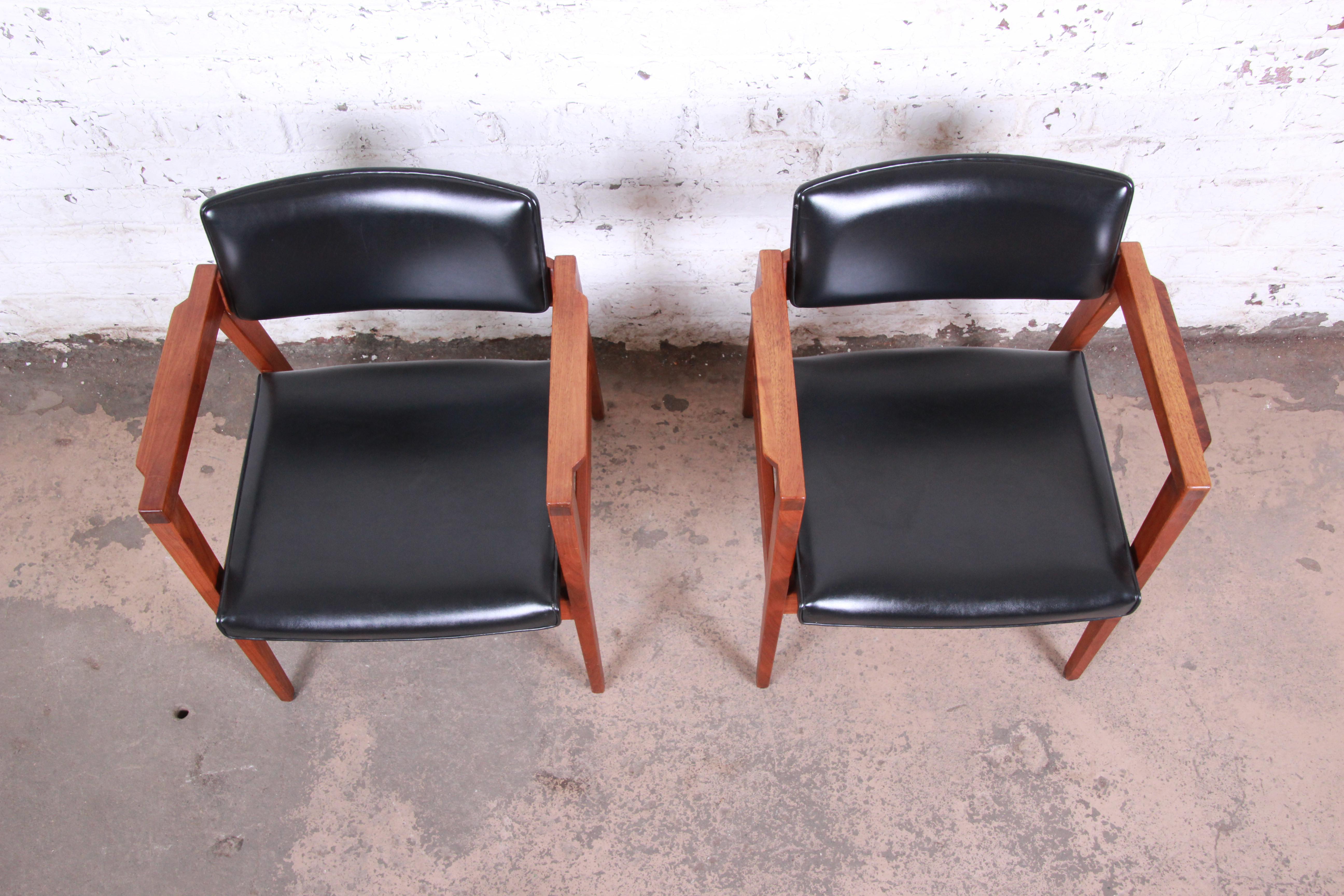 Jens Risom Style Mid-Century Modern Solid Walnut Lounge Chairs by Gunlocke, Pair 3
