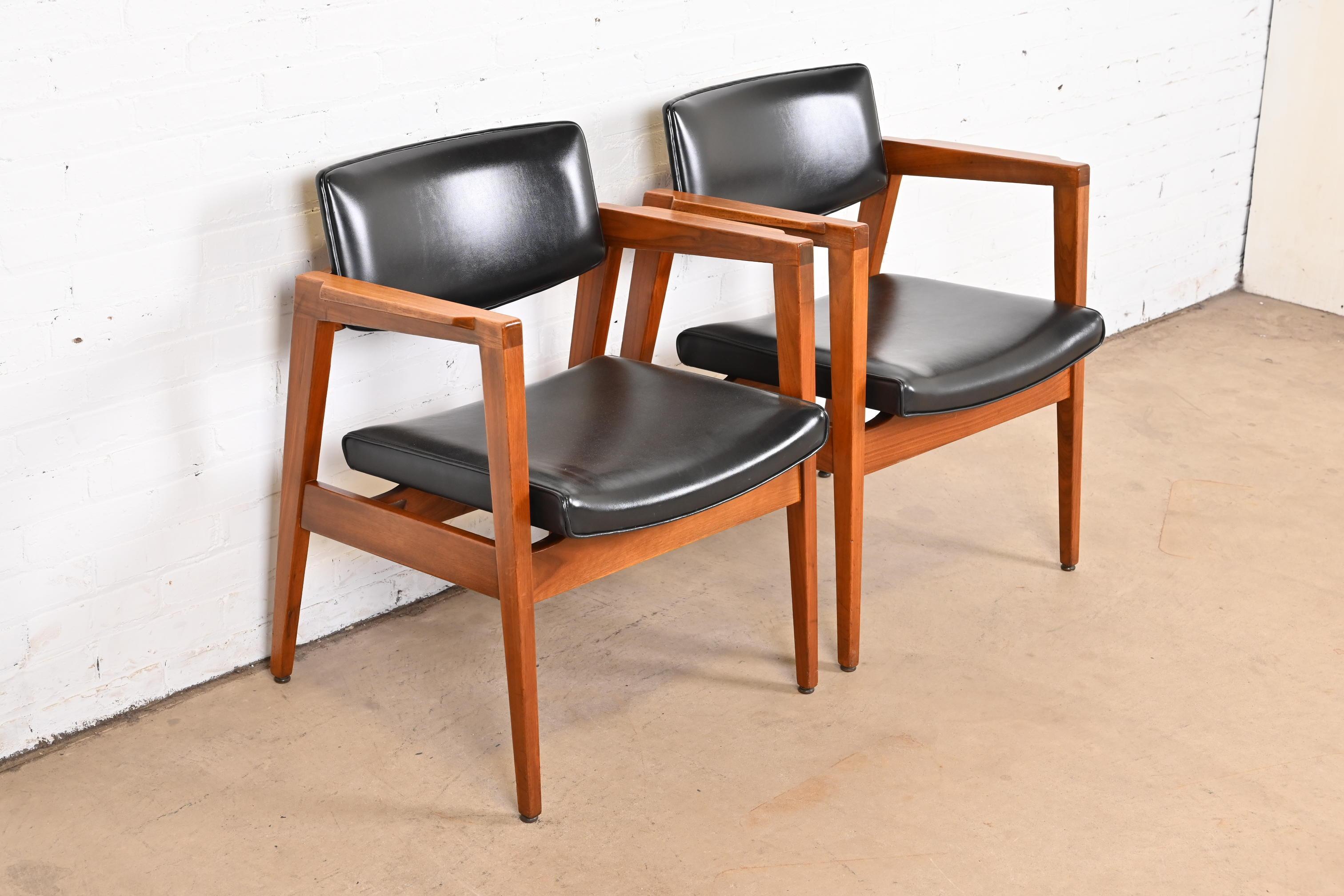 Jens Risom Style Mid-Century Modern Solid Walnut Lounge Chairs by Gunlocke, Pair For Sale 2