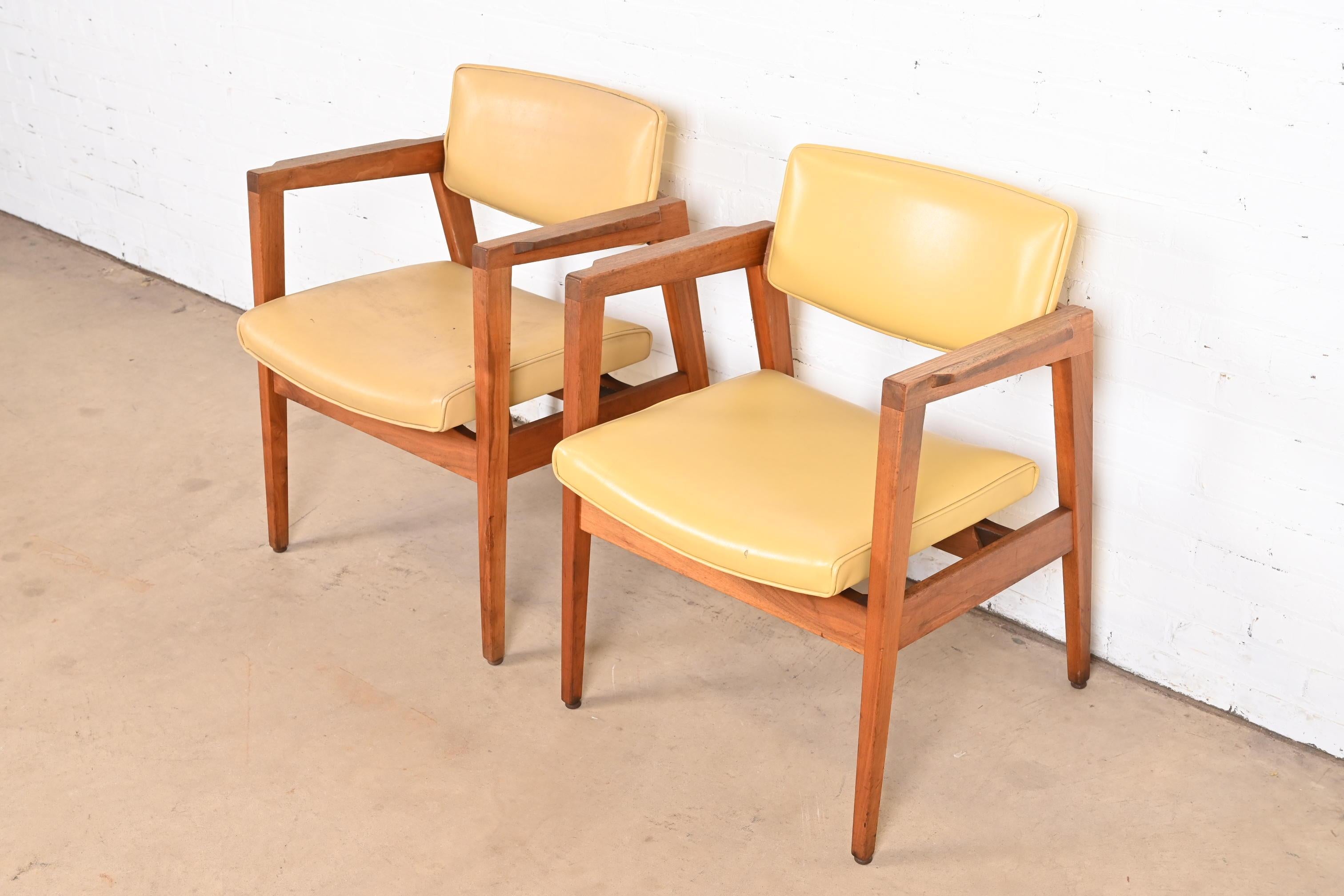 Paire de fauteuils de salon en noyer massif de style Jens Risom, moderne du milieu du siècle dernier, par Gunlocke en vente 1