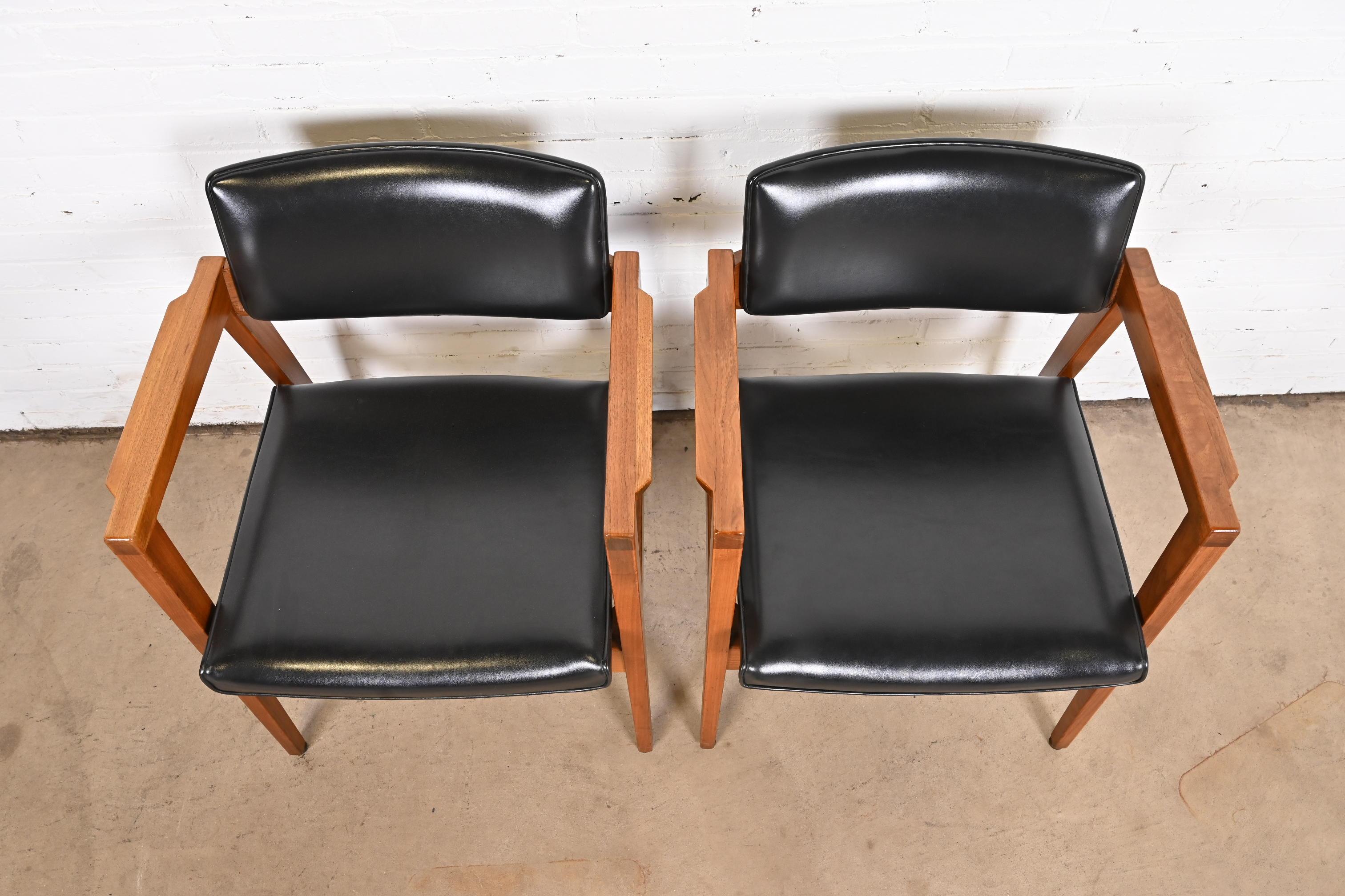 Jens Risom Style Mid-Century Modern Solid Walnut Lounge Chairs by Gunlocke, Pair For Sale 3
