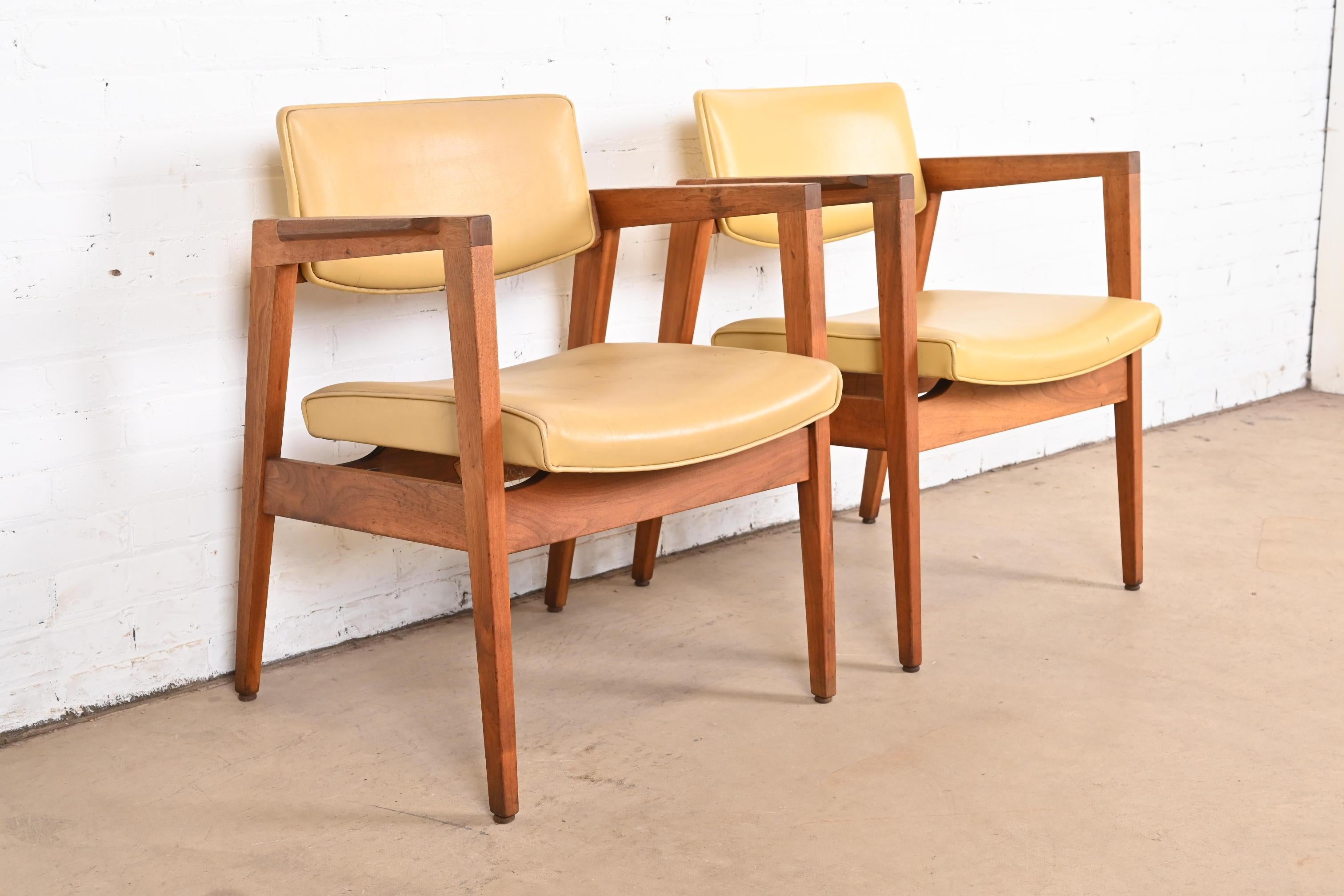 Paire de fauteuils de salon en noyer massif de style Jens Risom, moderne du milieu du siècle dernier, par Gunlocke en vente 2