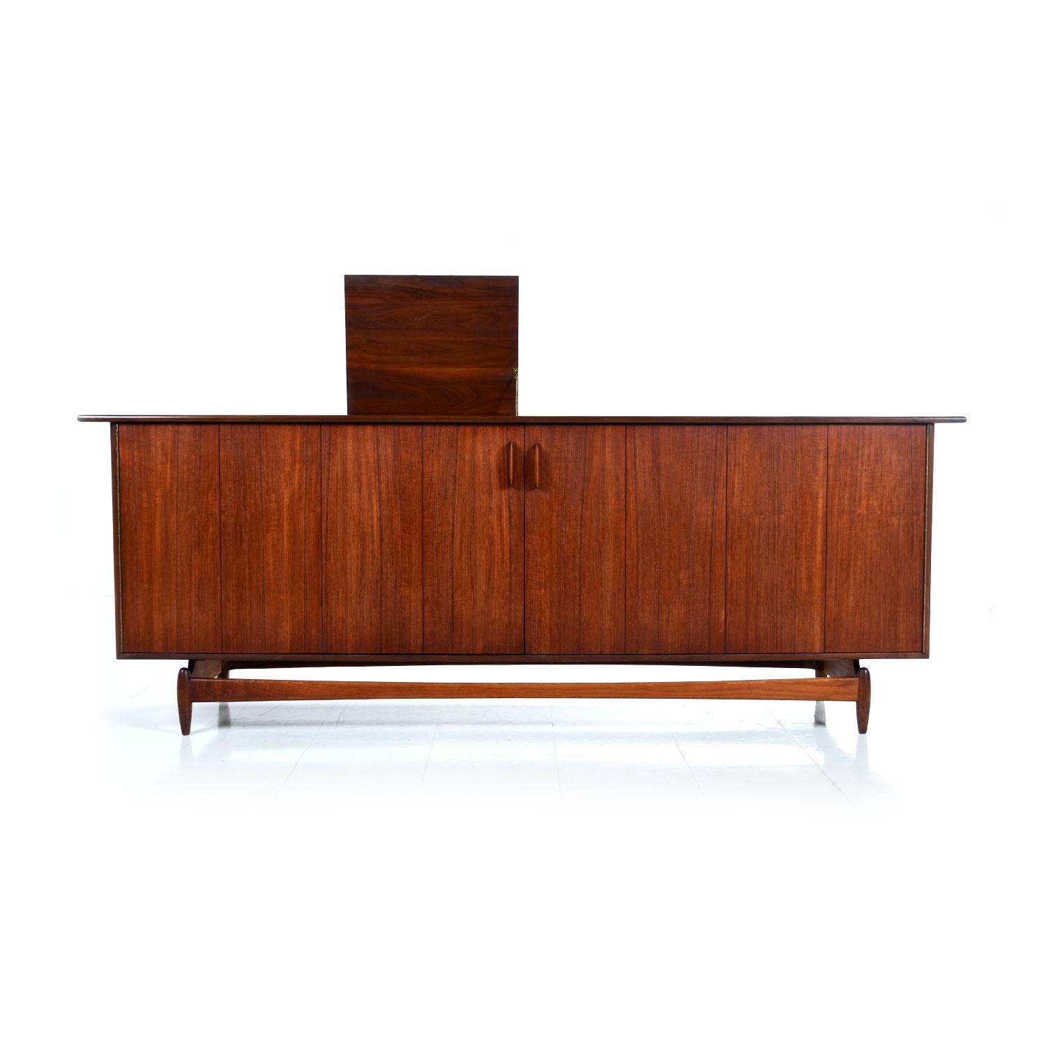 Jens Risom Style Mid-Century Modern Walnut Hi-Fi Cabinet Media Credenza In Excellent Condition In Chattanooga, TN