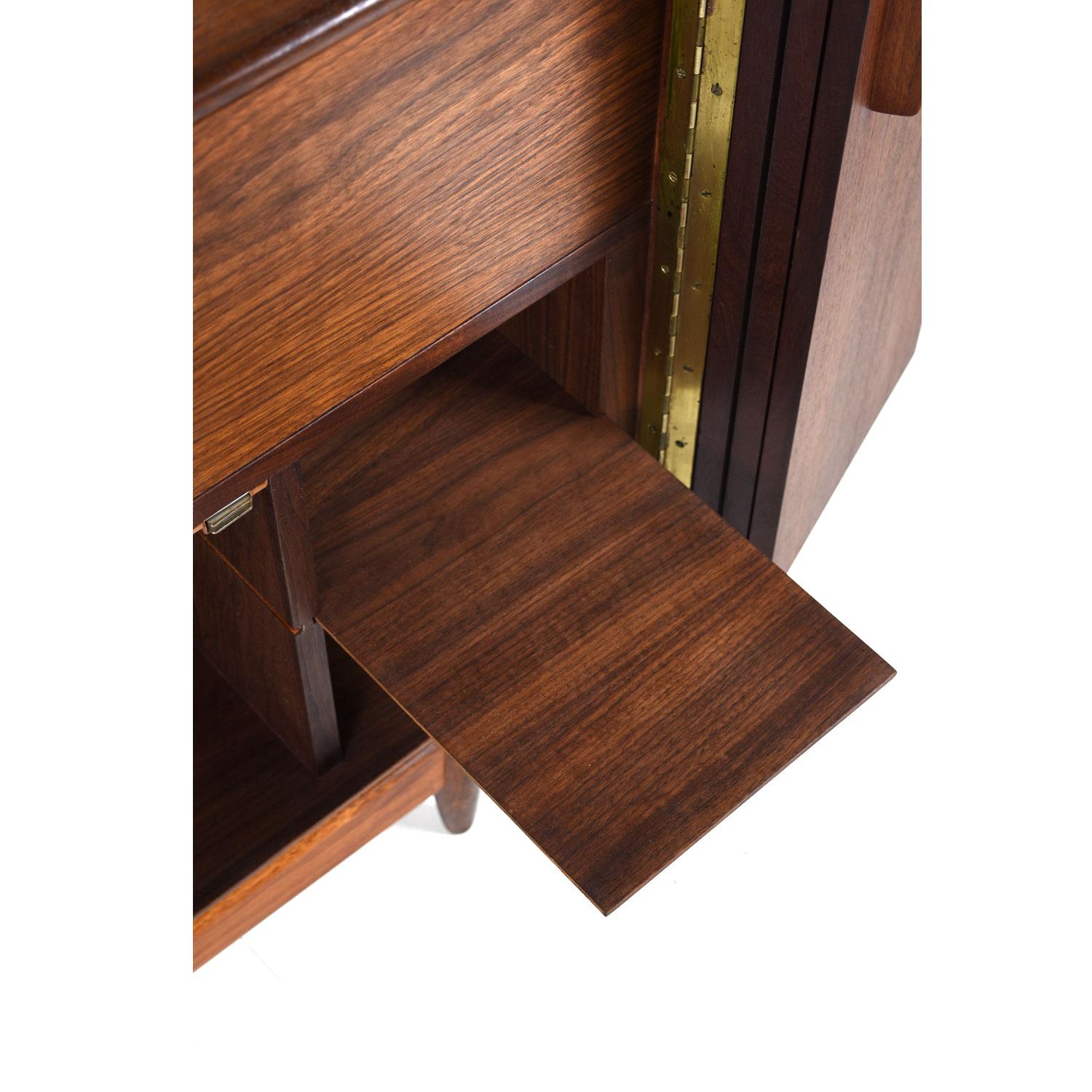 Jens Risom Style Mid-Century Modern Walnut Hi-Fi Cabinet Media Credenza 1