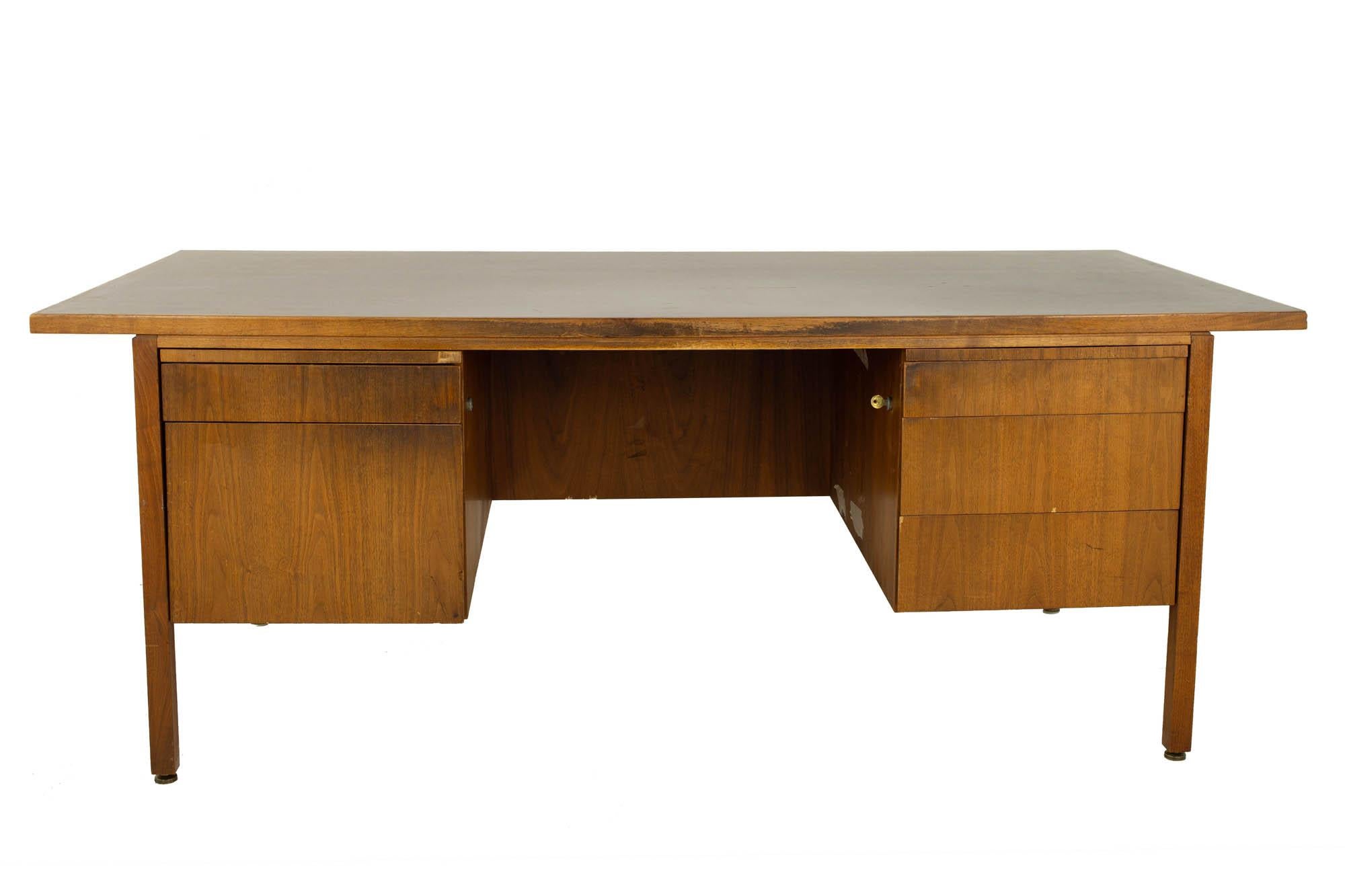 Jens Risom style mid century walnut and laminate executive desk

This desk measures: 78 wide x 38 deep x 29.25 inches high, with a chair clearance of 27 inches

?All pieces of furniture can be had in what we call restored vintage condition. That